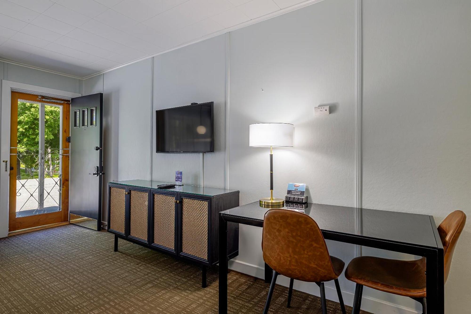 Deluxe King Room Max Building 2