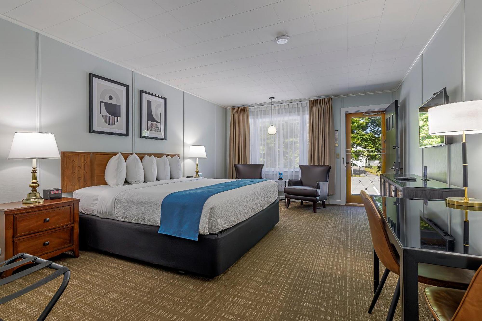 Deluxe King Room Max Building 2