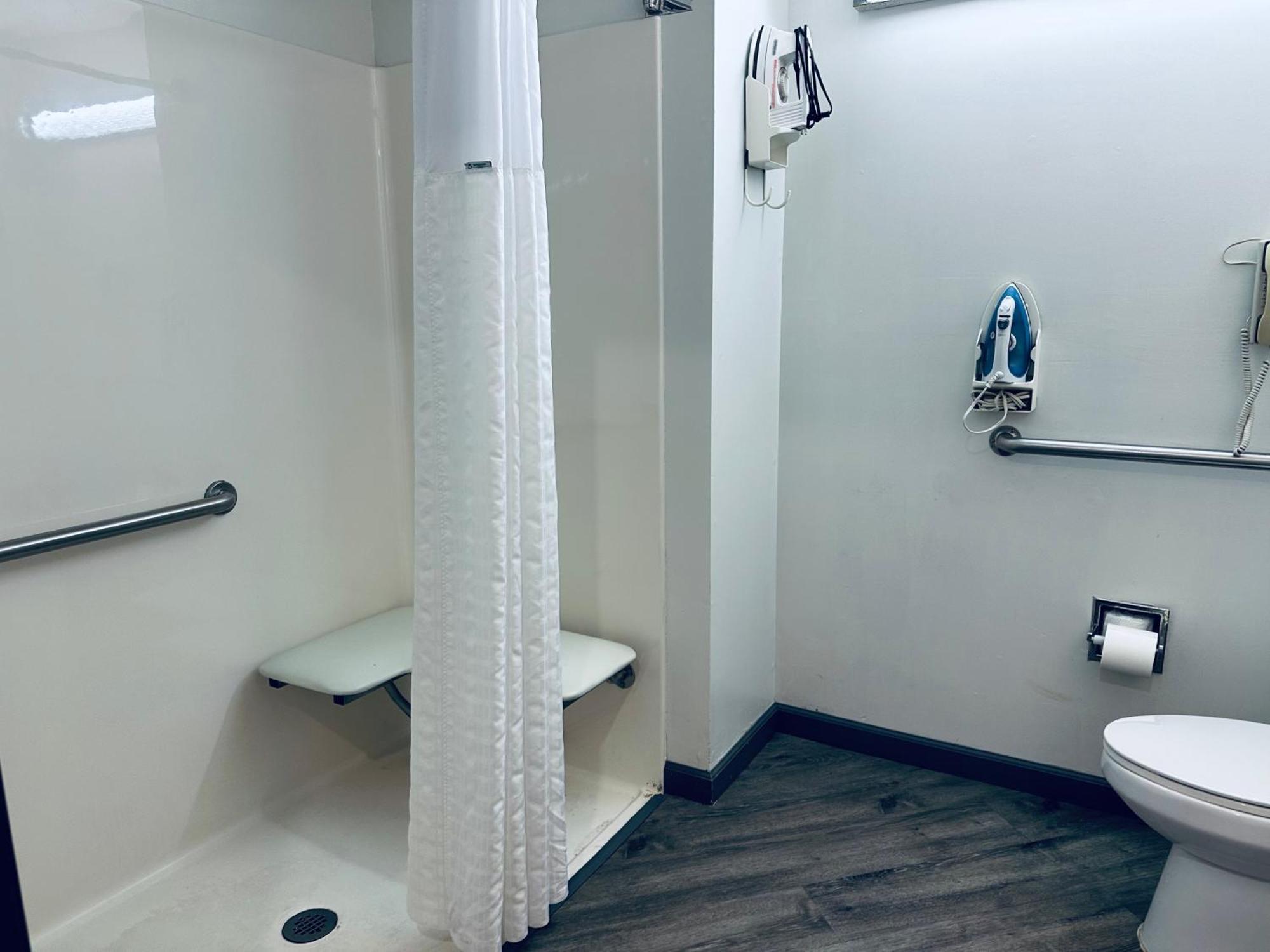 Queen Room - Disability Access/Non-Smoking