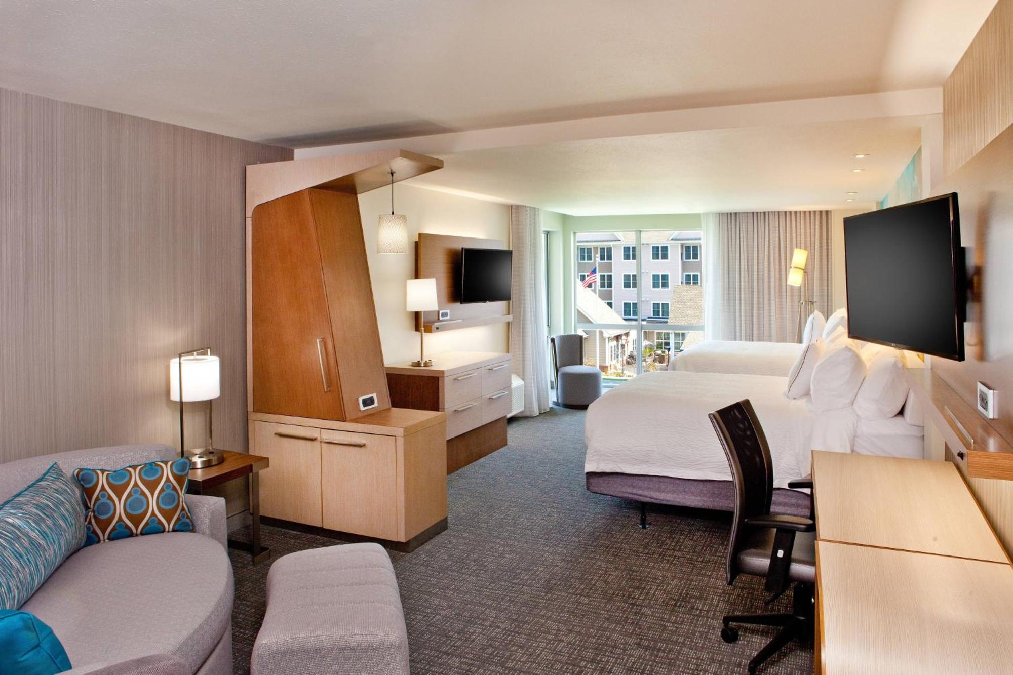 Deluxe Queen Suite