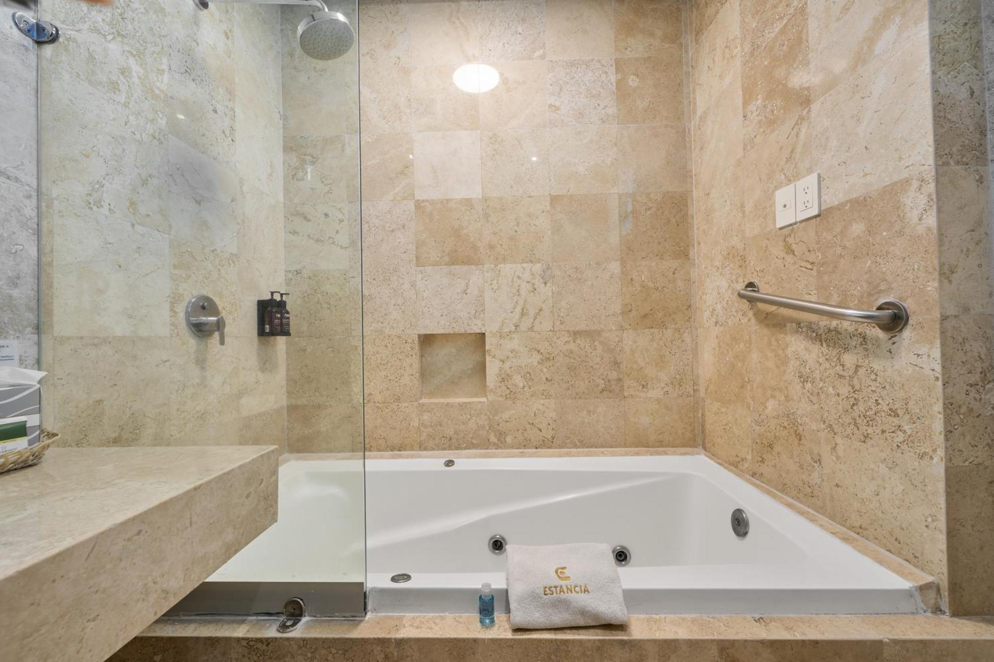 King Suite Spa Bath