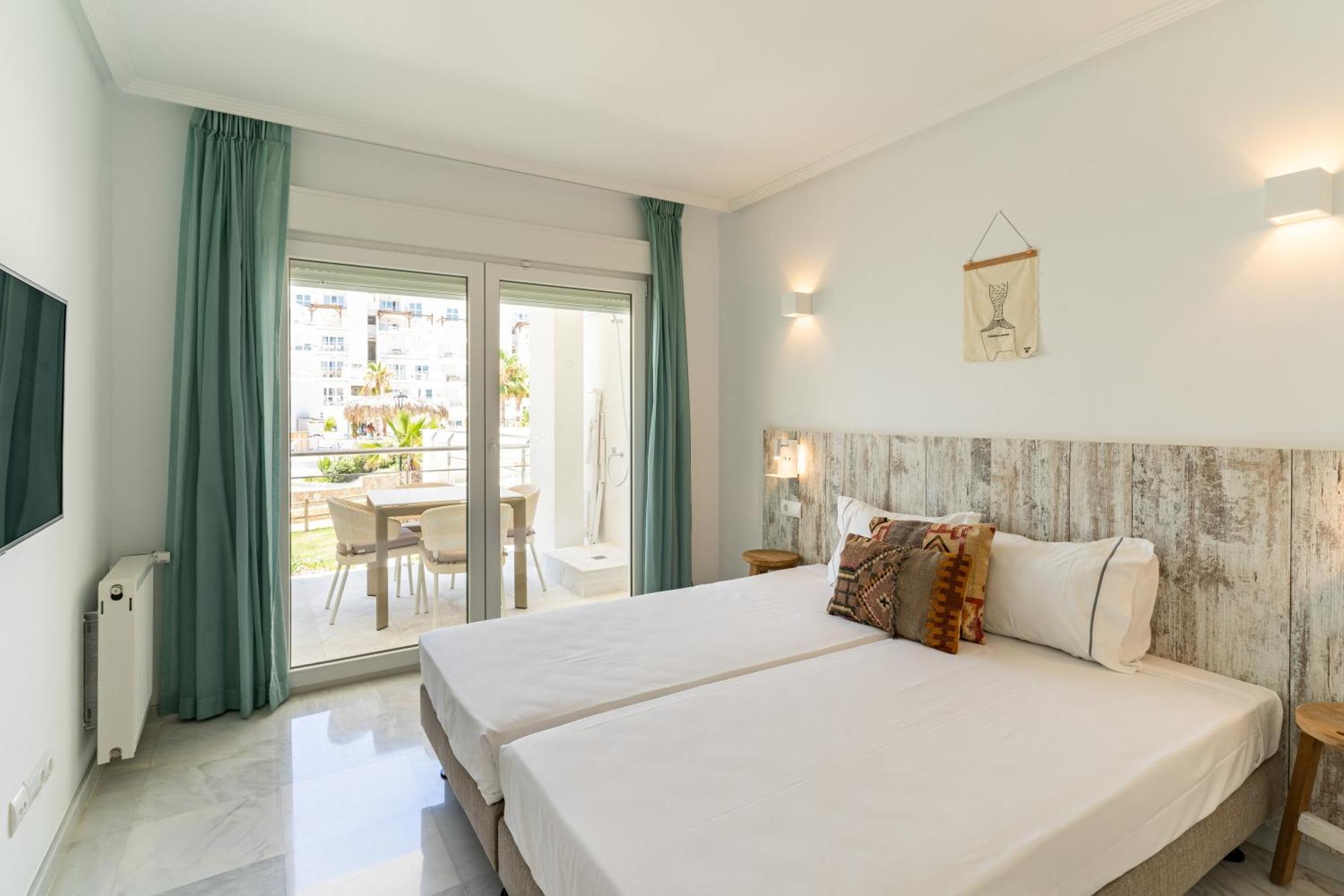 Deluxe One-Bedroom Apartment Balcony or Terrace