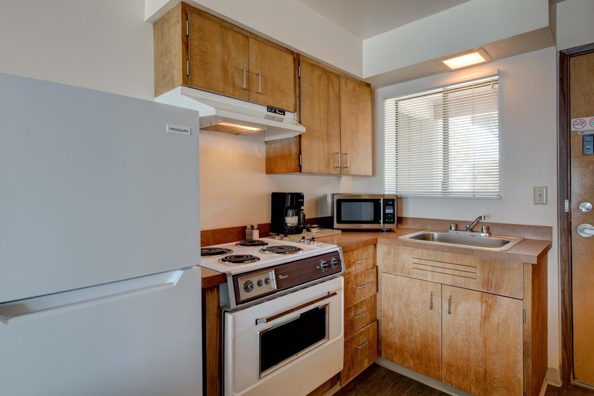 2 Queen Studio Kitchen Ocean View