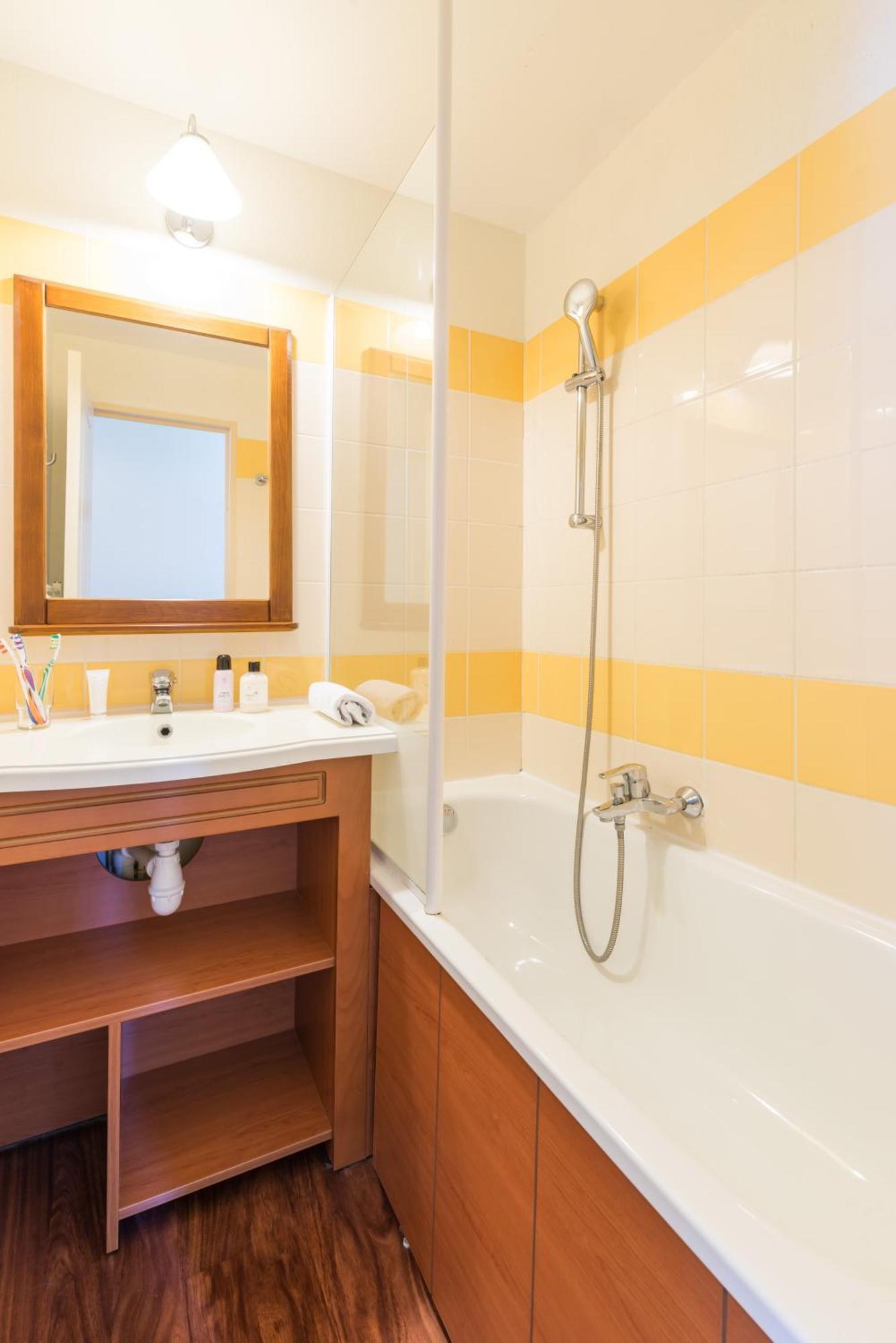 Three-Bedroom Apartment with Balcony (8 People),1594669090:JPEG