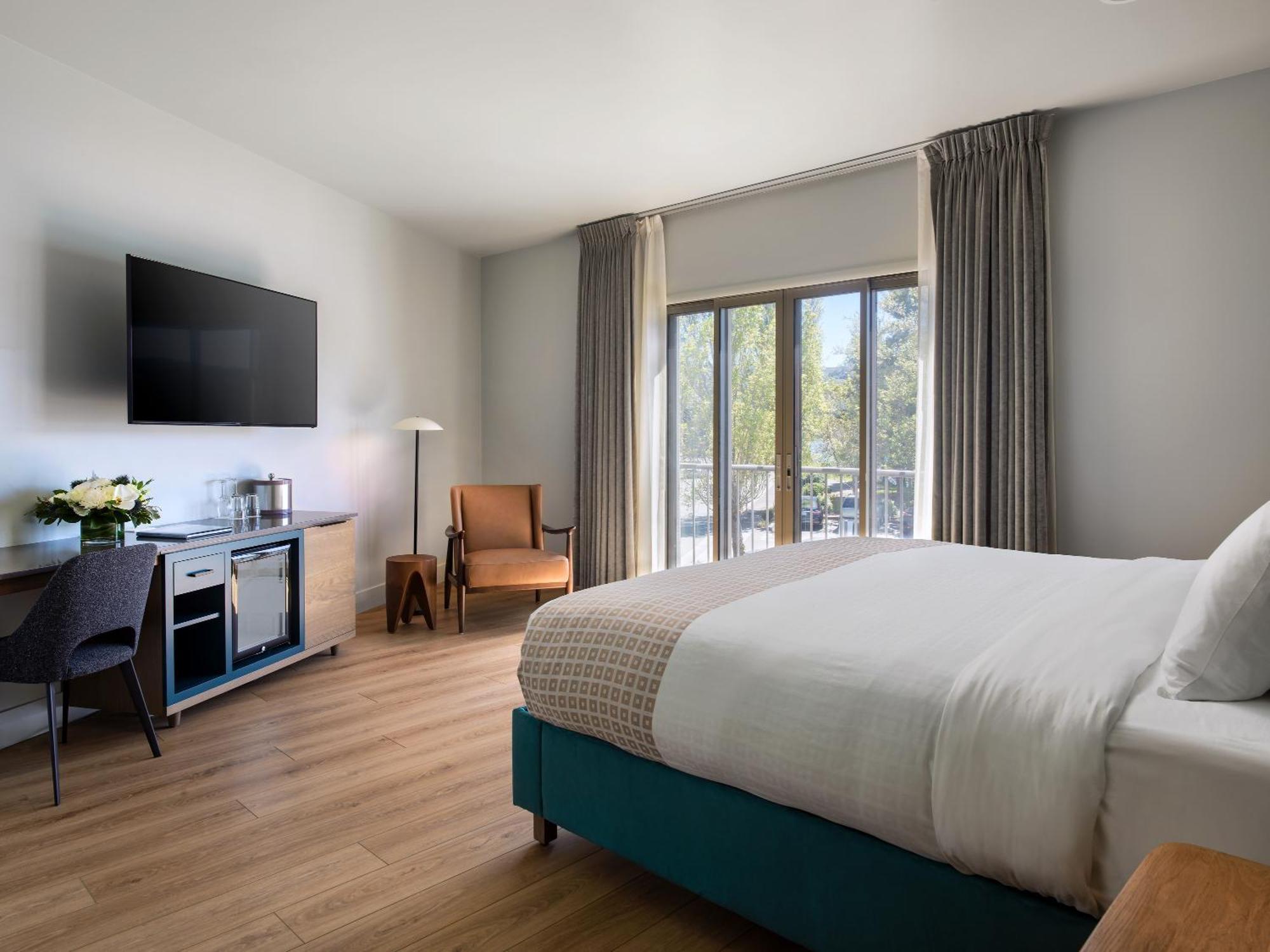 Deluxe Queen Room