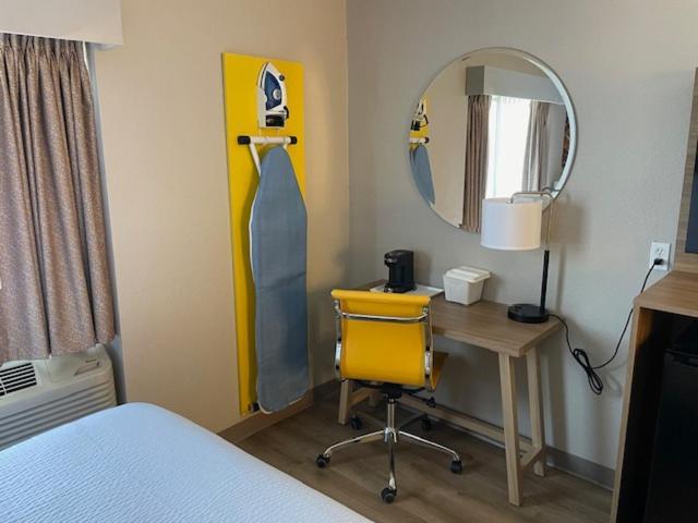 Queen Room with Two Queen Beds - Mobility Access/Non-Smoking,1594715884:JPEG