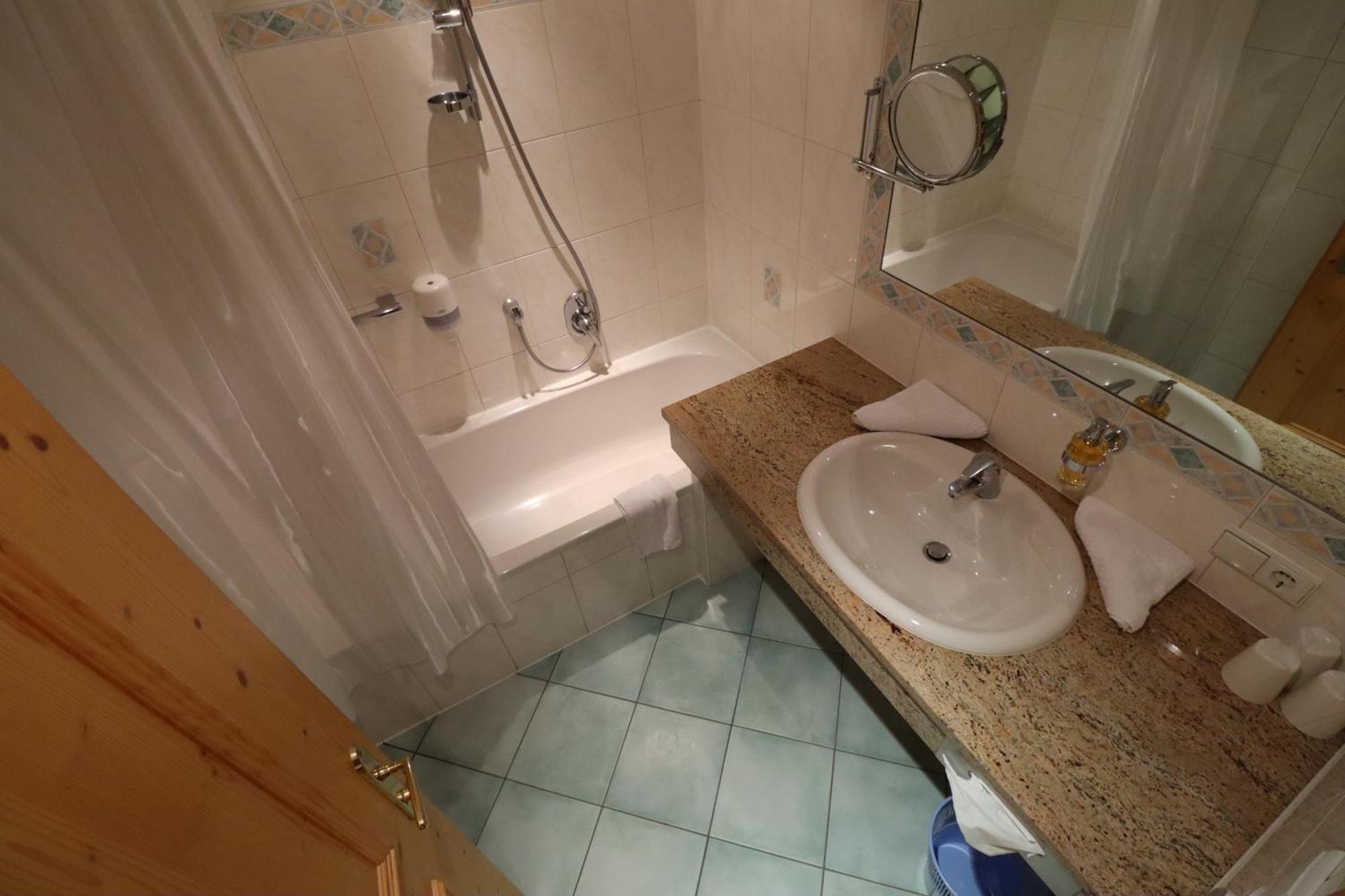Deluxe Double Room Bath