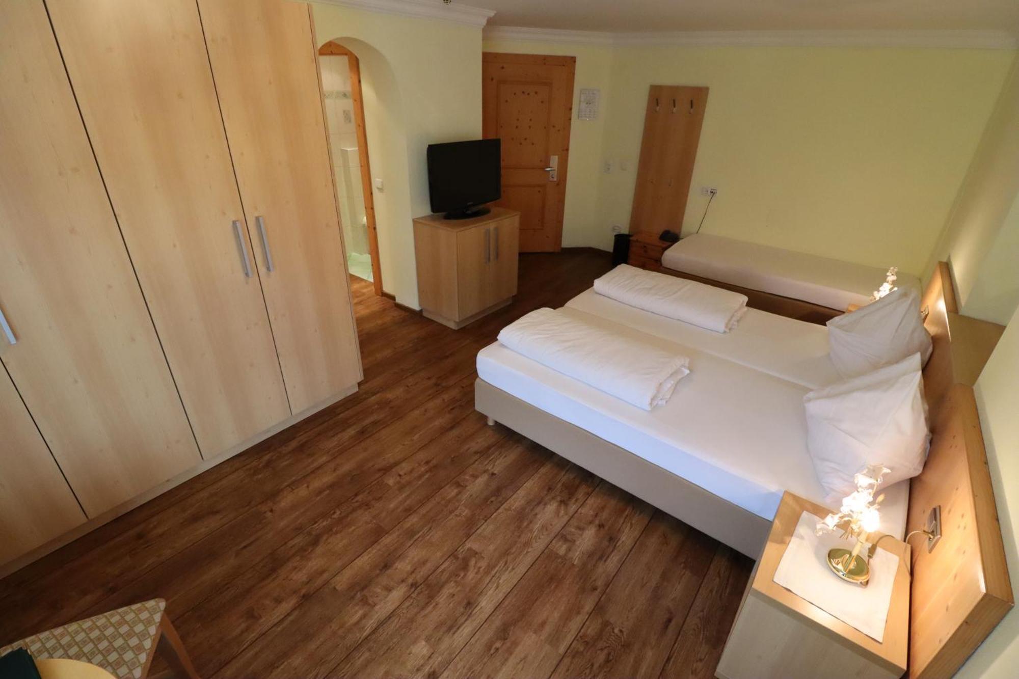 Deluxe Double Room Bath
