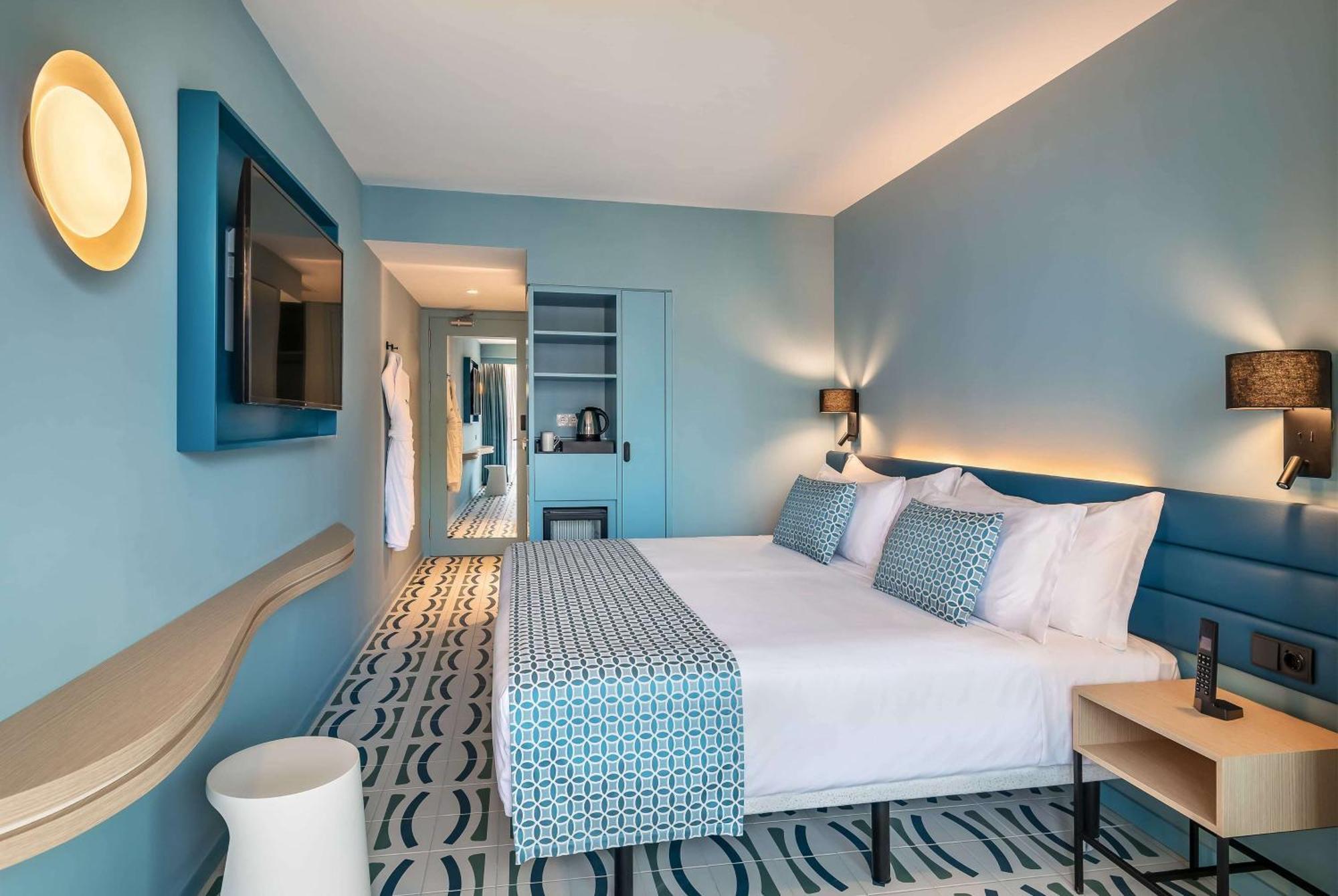 Superior Double or Twin Room Lateral Sea View