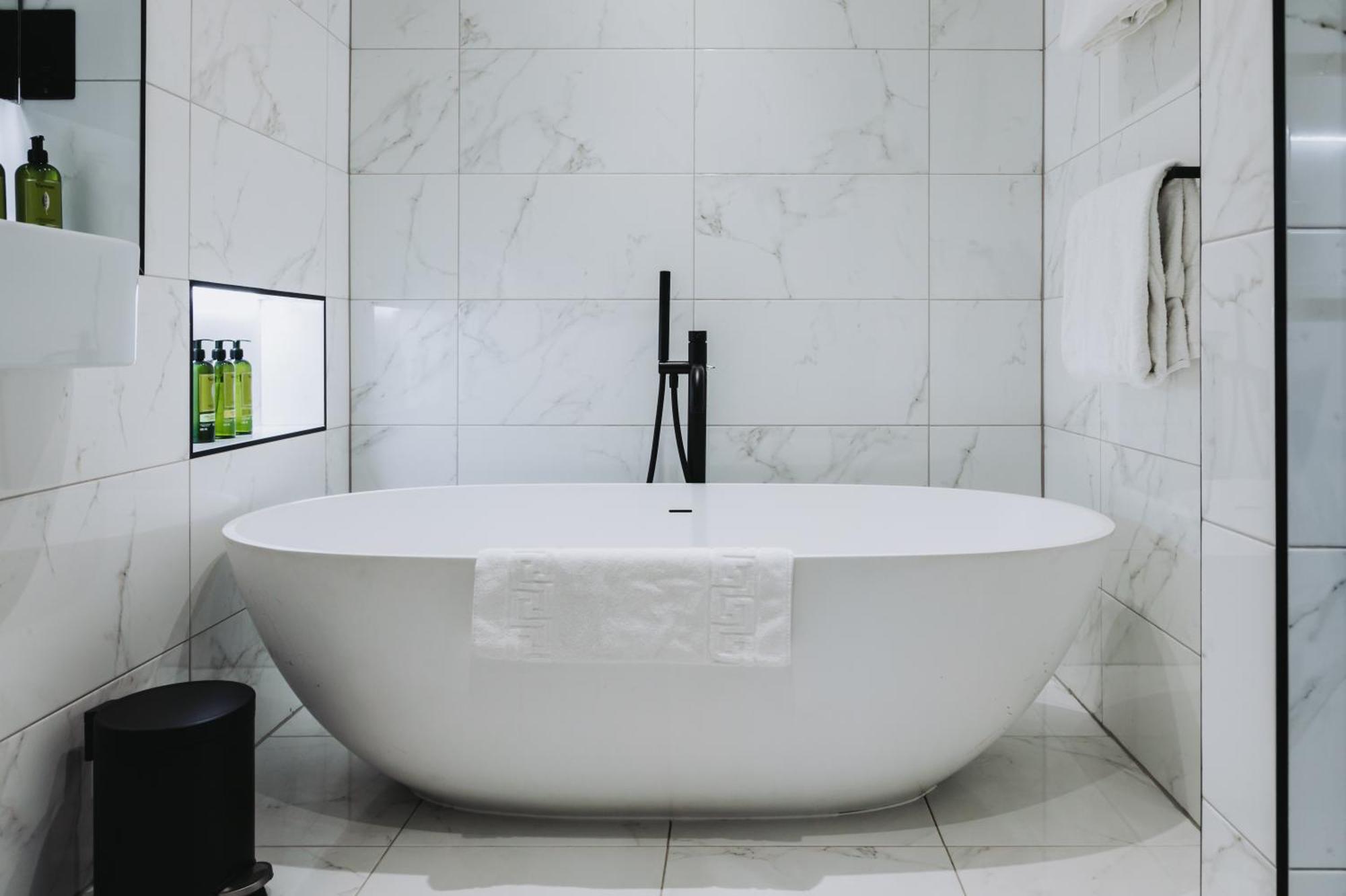 Superior Duplex King Suite Kitchenette Sitting Area Room Bath Tub Non-Smoking