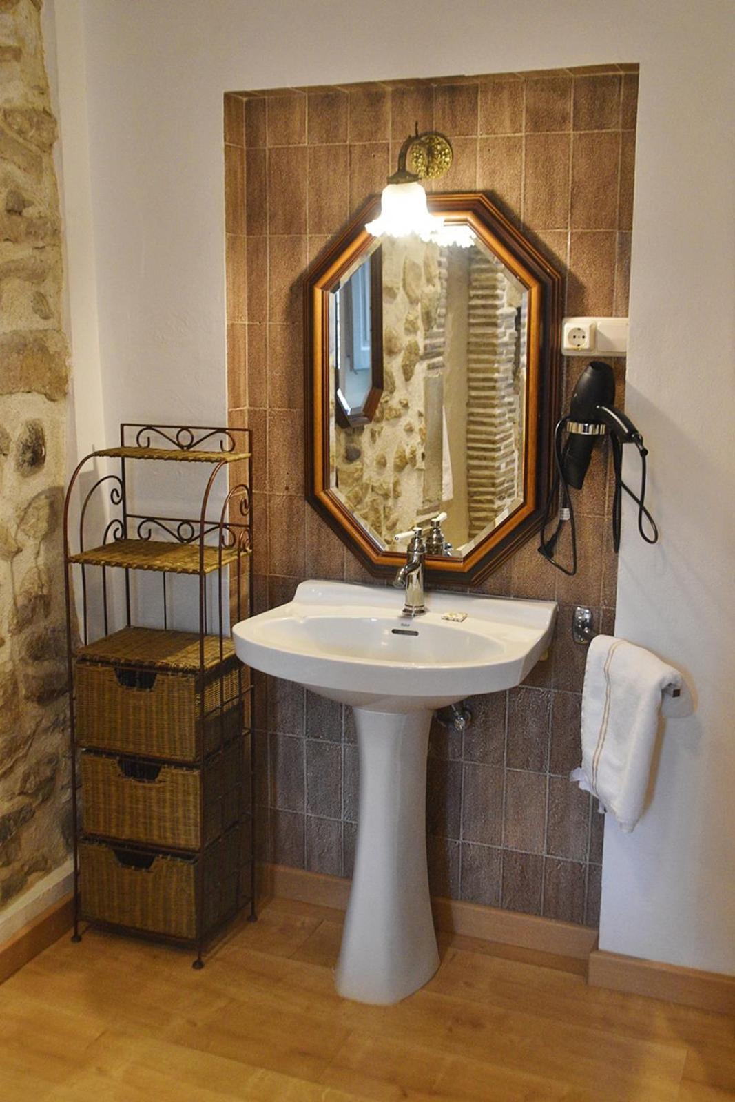 Single Room Private External Bathroom