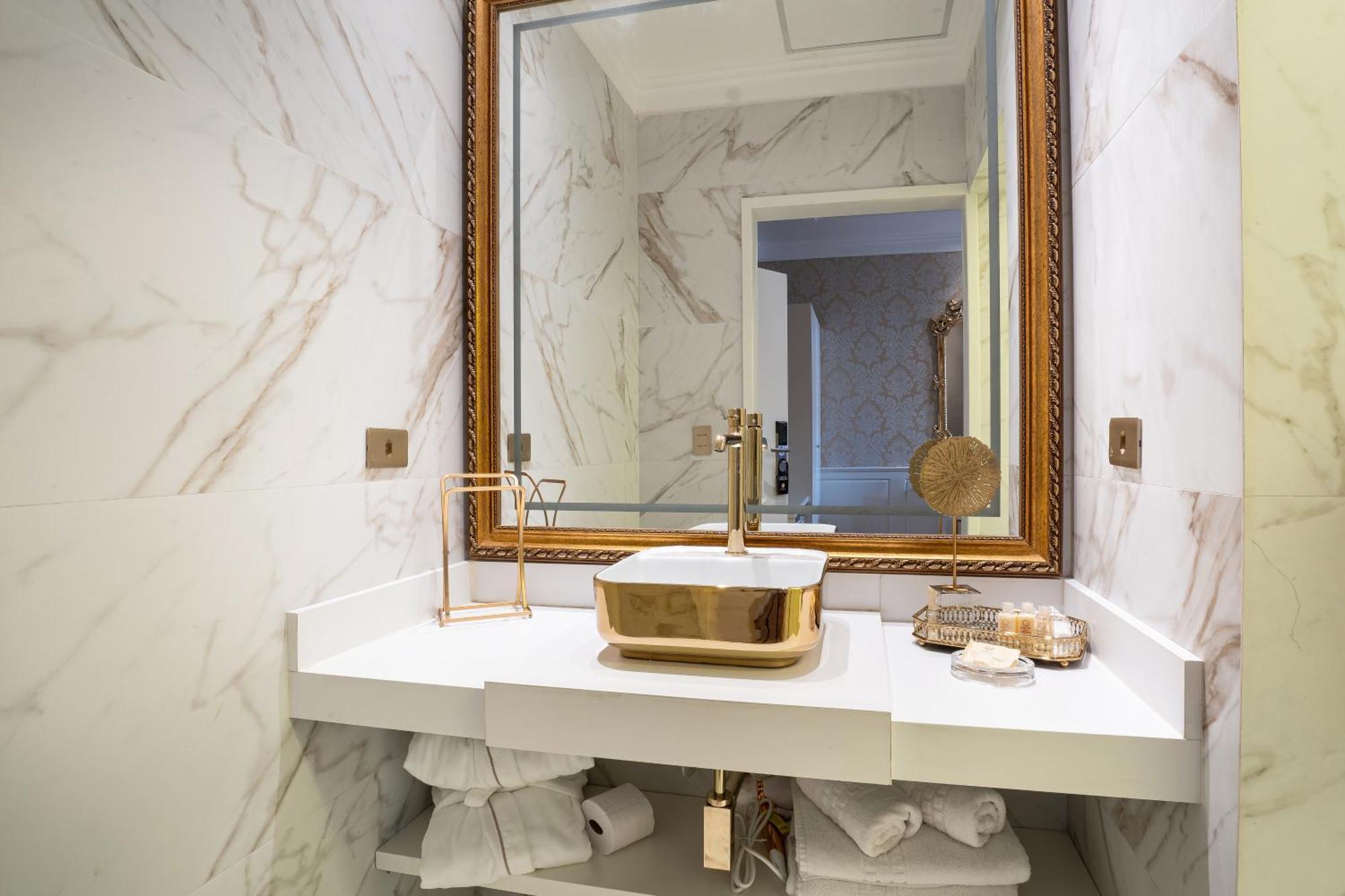 King Suite Spa Bath