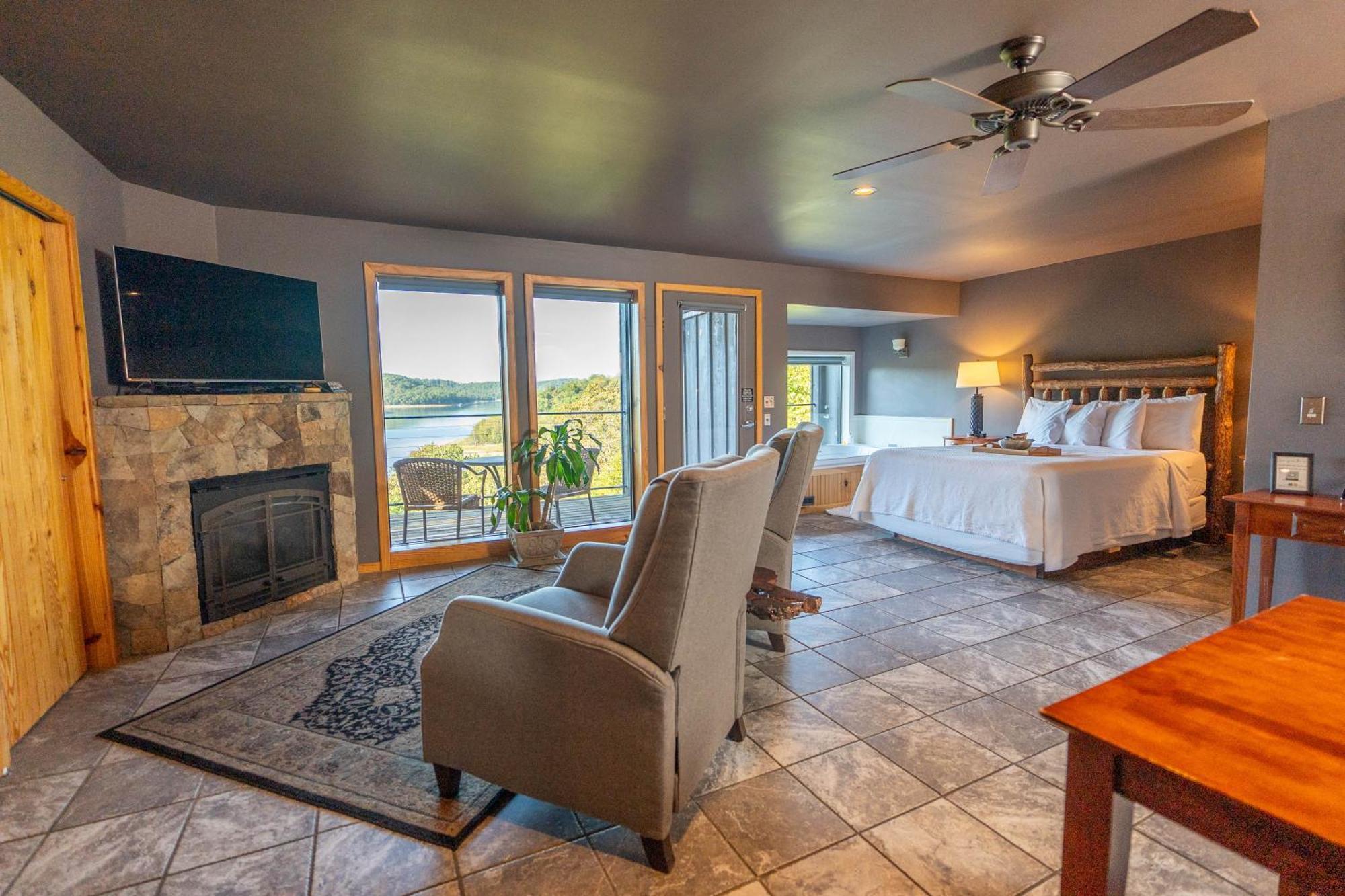 Queen Suite Lake View