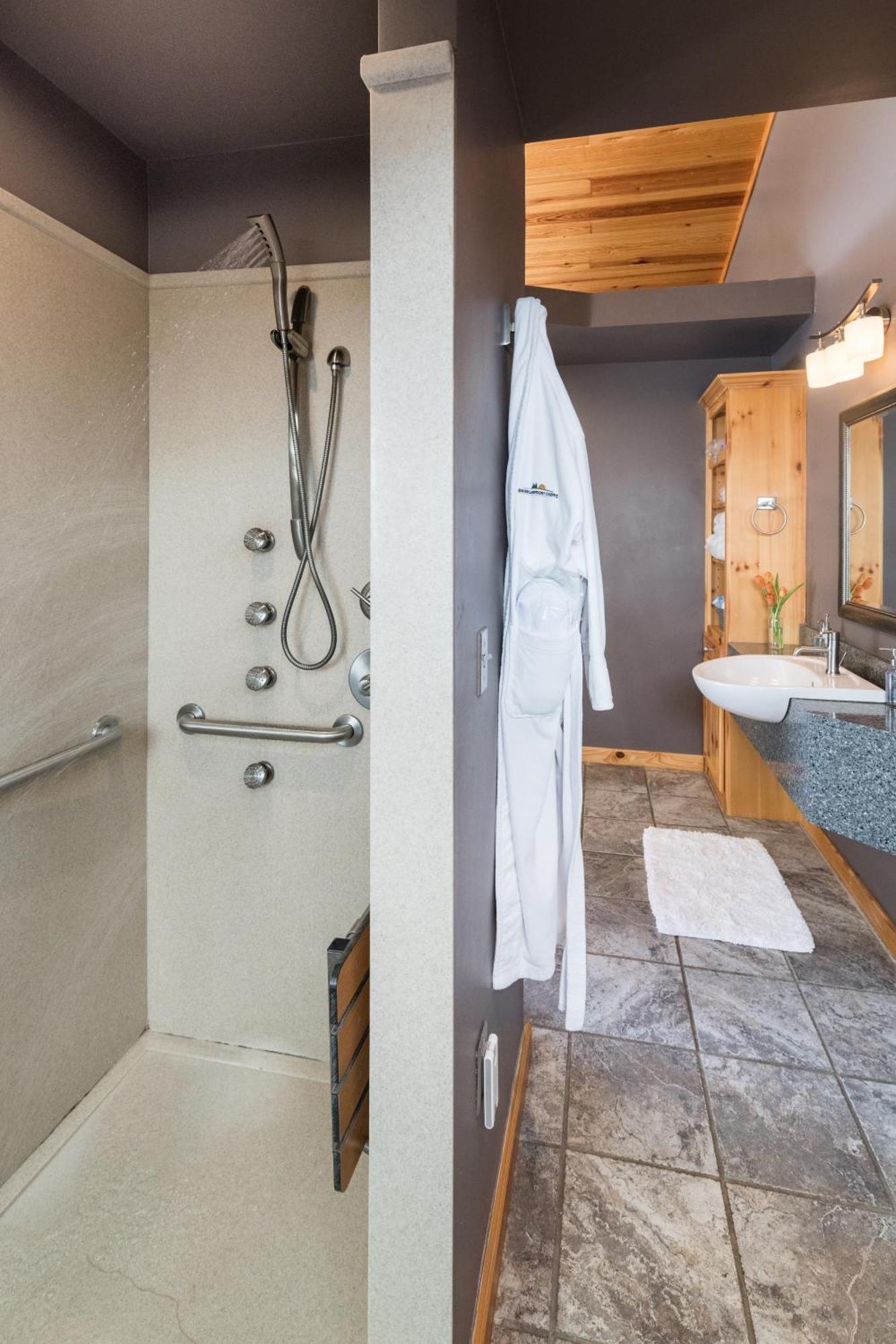 Premier King Cabin Lake View