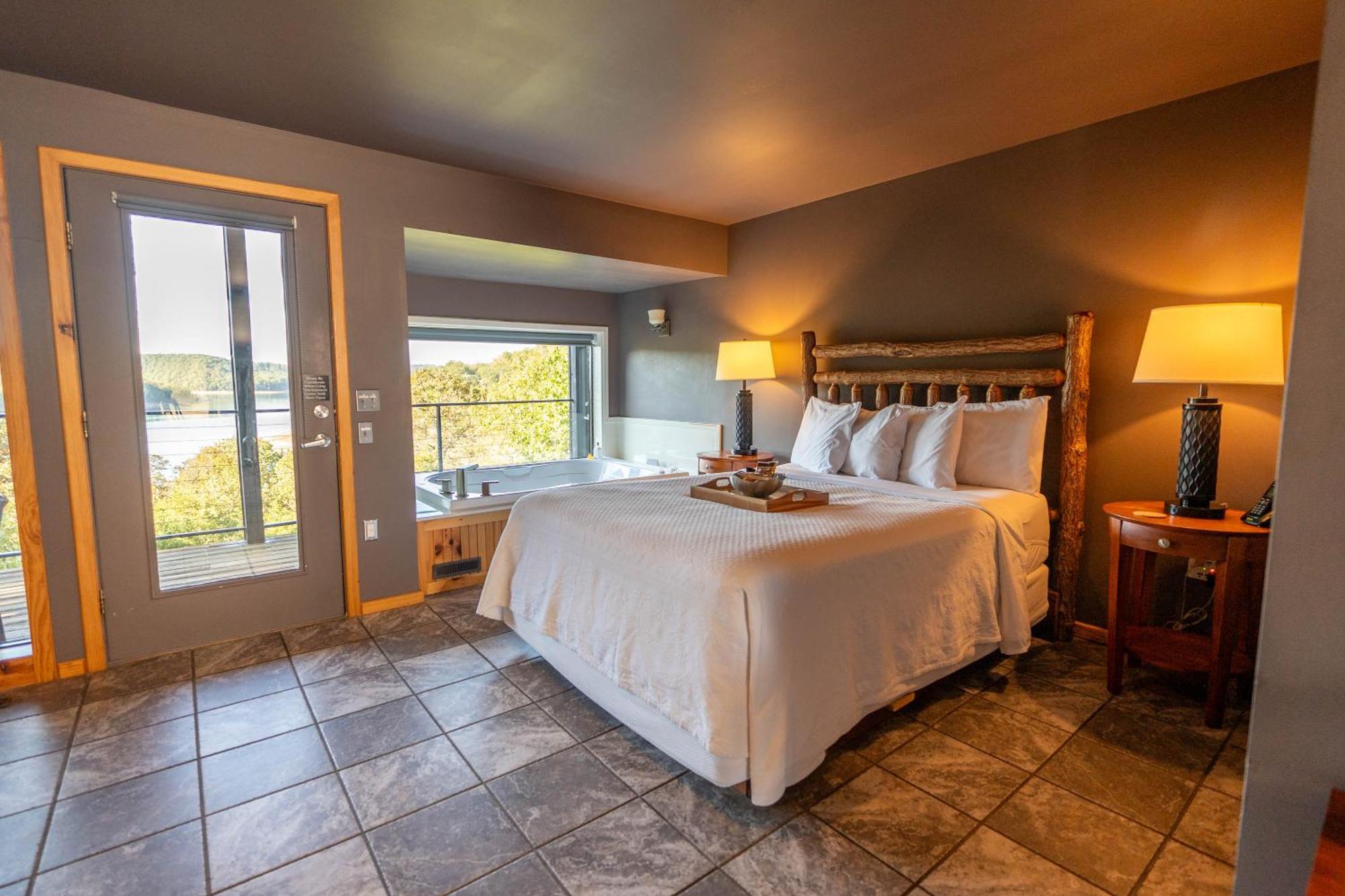 Queen Suite Lake View