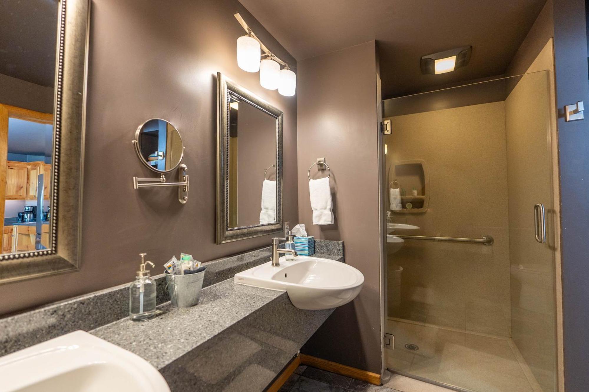Queen Suite Lake View