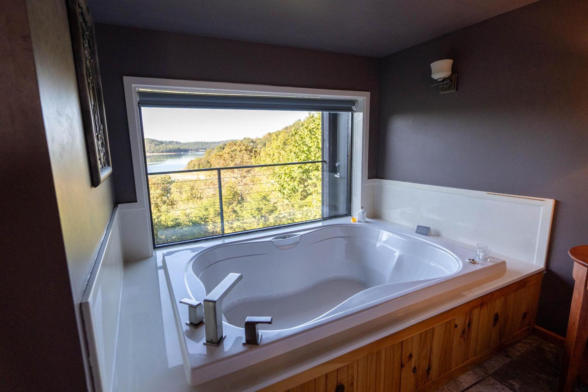 Queen Suite Lake View