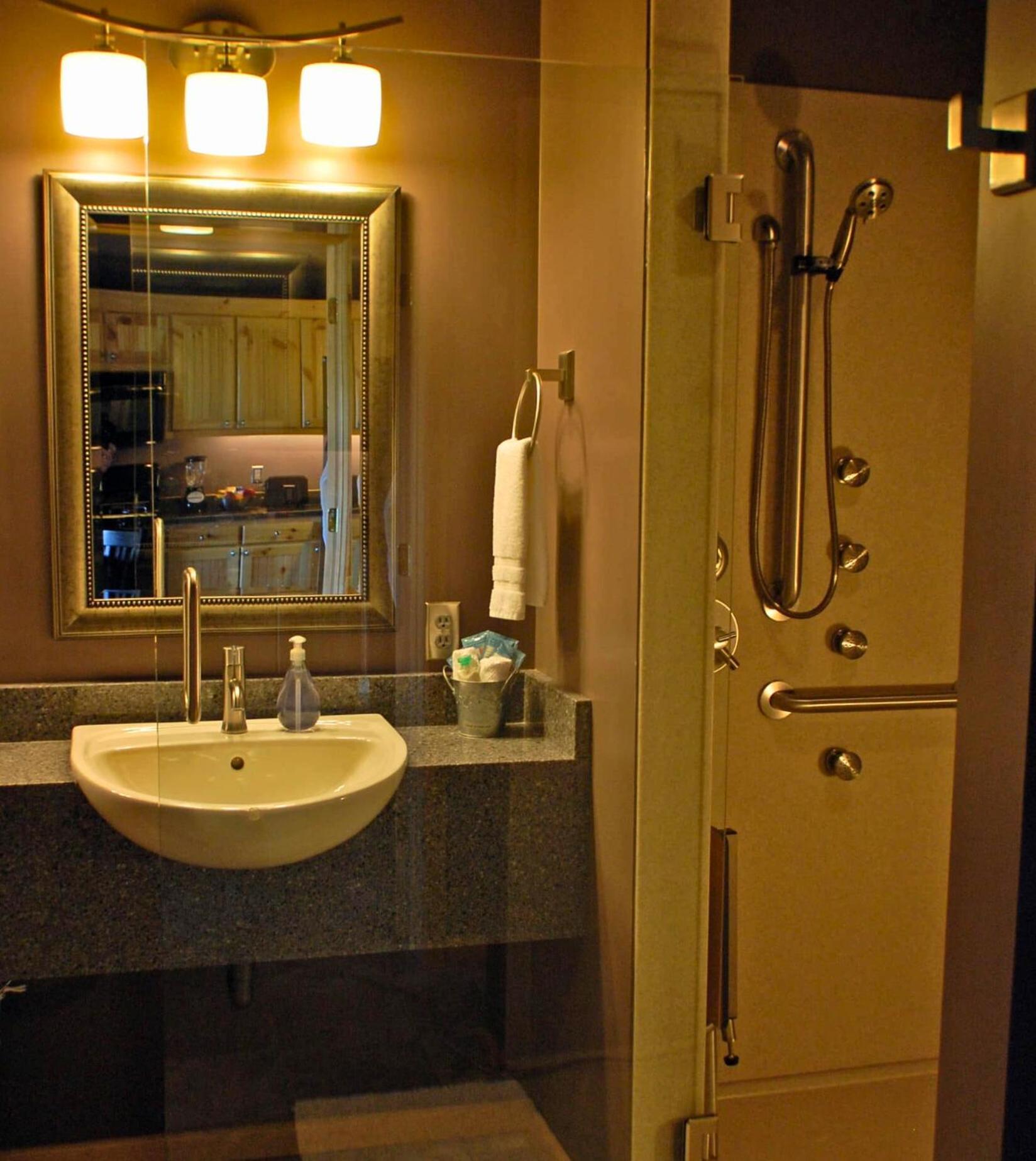 Queen Suite Lake View