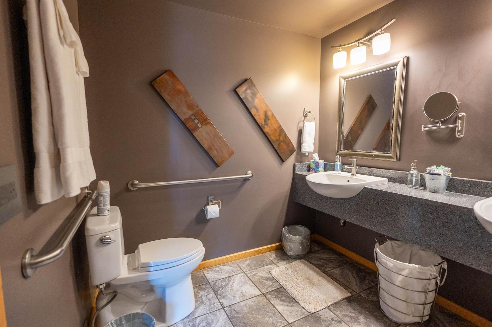 Queen Suite Lake View