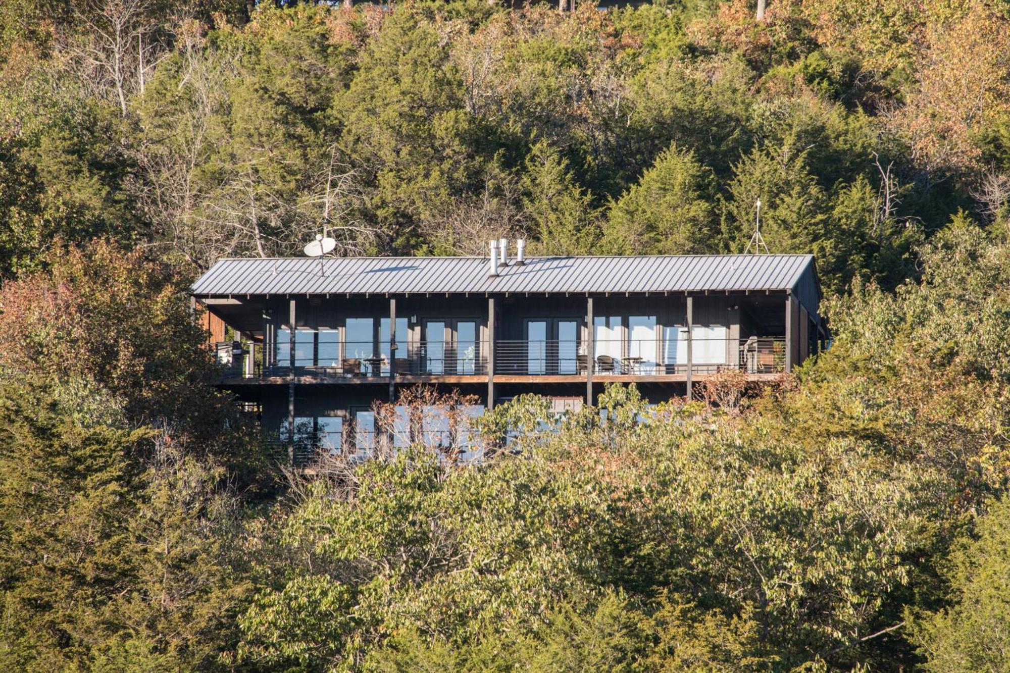 Queen Suite Lake View