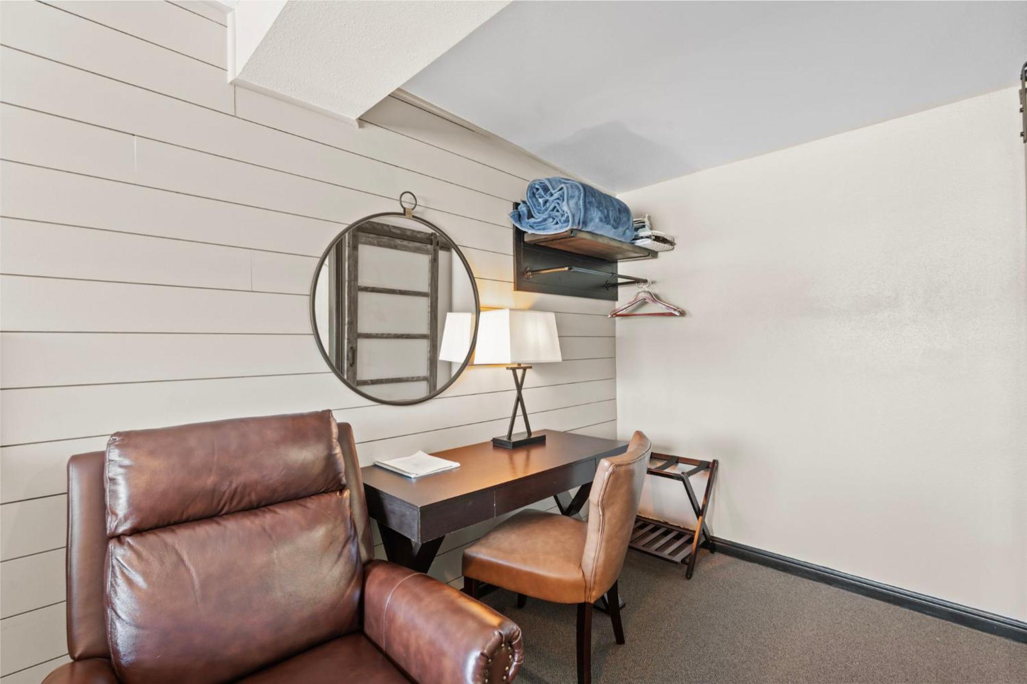Deluxe King Suite