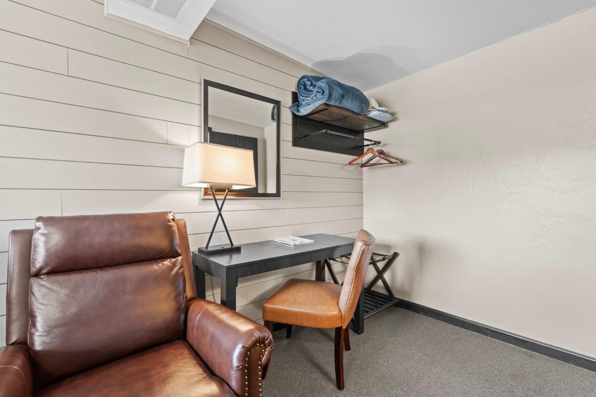 Deluxe King Suite