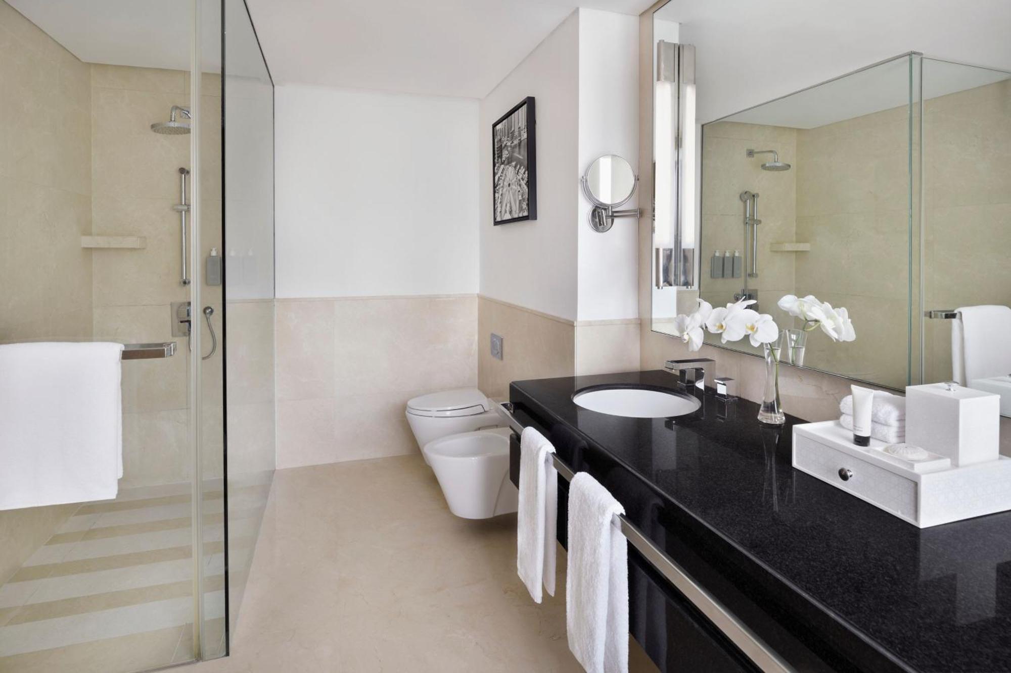 Deluxe Marina View Room King Bed Including direct access to Dubai Marina Mall & Marina Walk