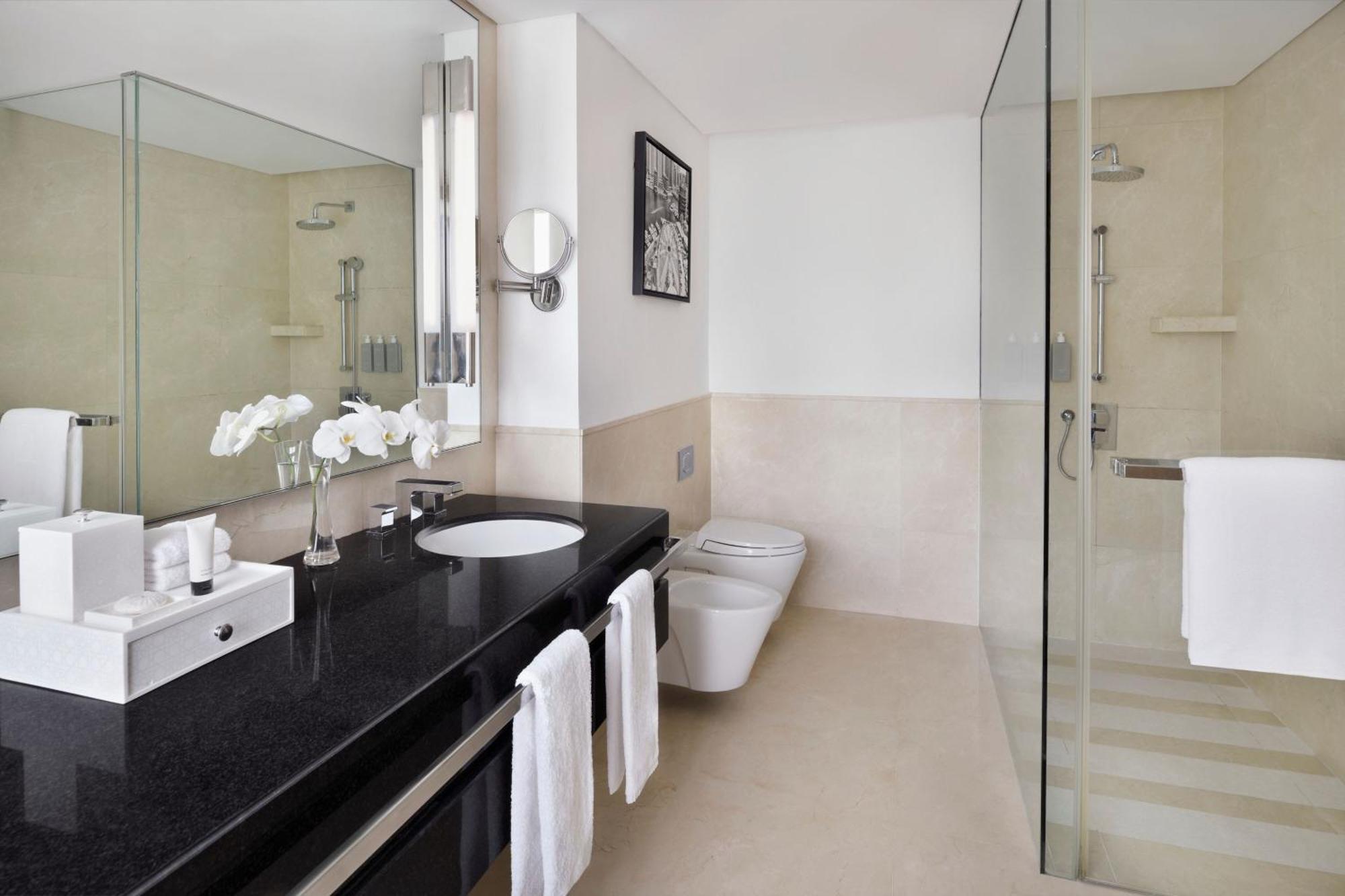 Deluxe City View Room King Bed Including direct access to Dubai Marina Mall & Marina Walk