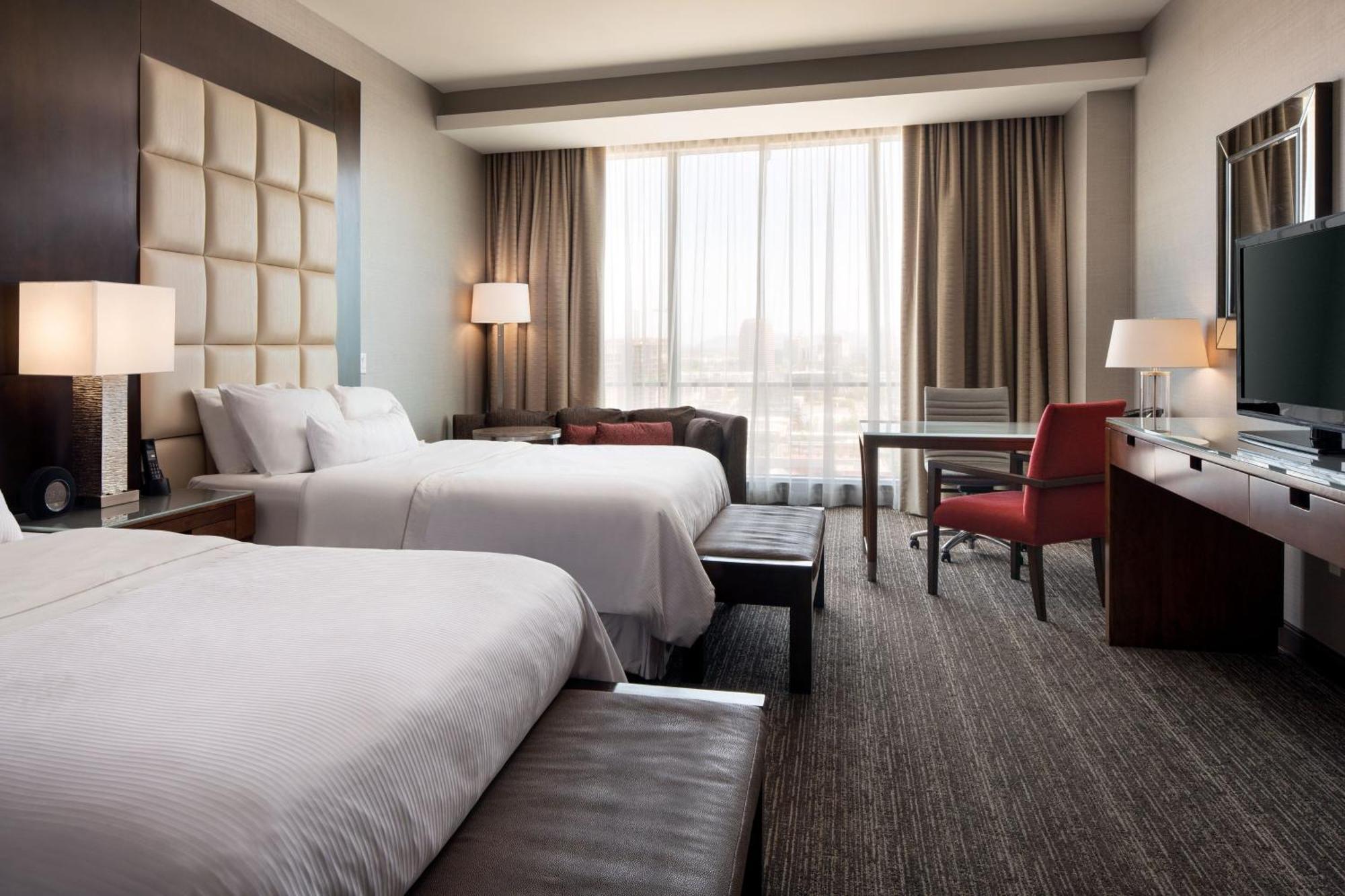 Deluxe Room Guest room 2 Queen City view