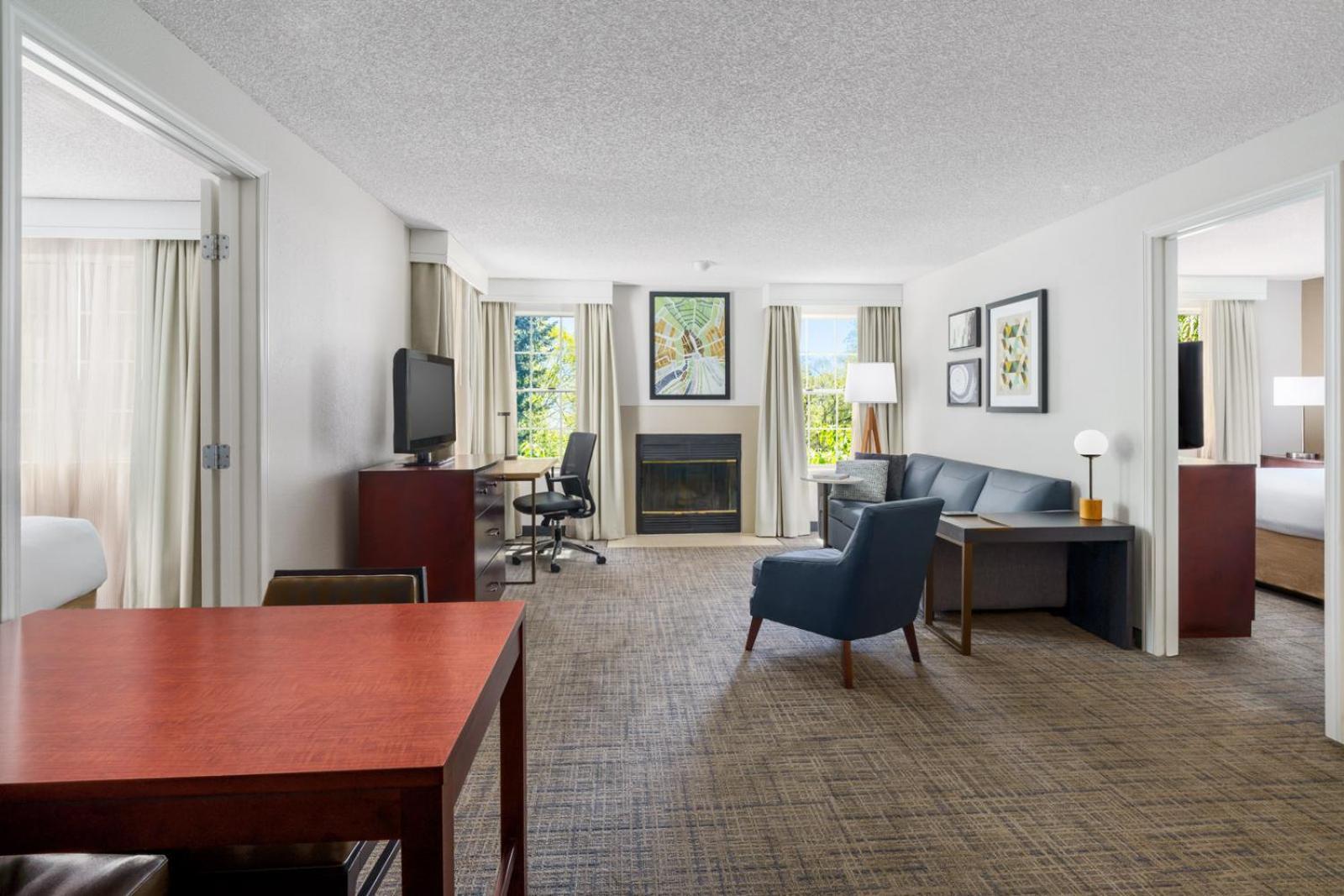 One-Bedroom Queen Suite with Sofa Bed, Fireplace