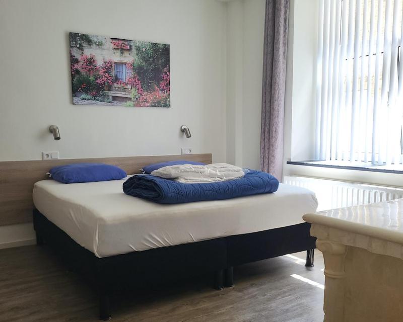 Deluxe One-Bedroom Apartment