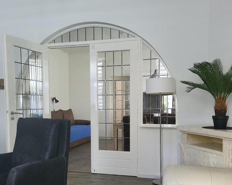 Deluxe One-Bedroom Apartment