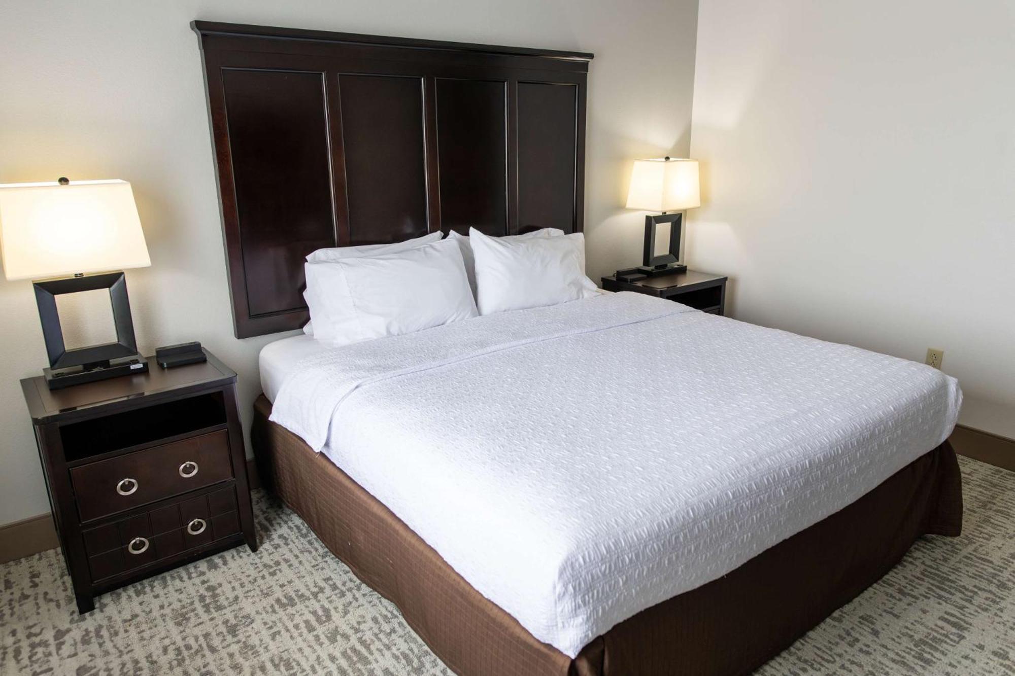 One-Bedroom King Suite - Non-Smoking,1598418422:JPEG