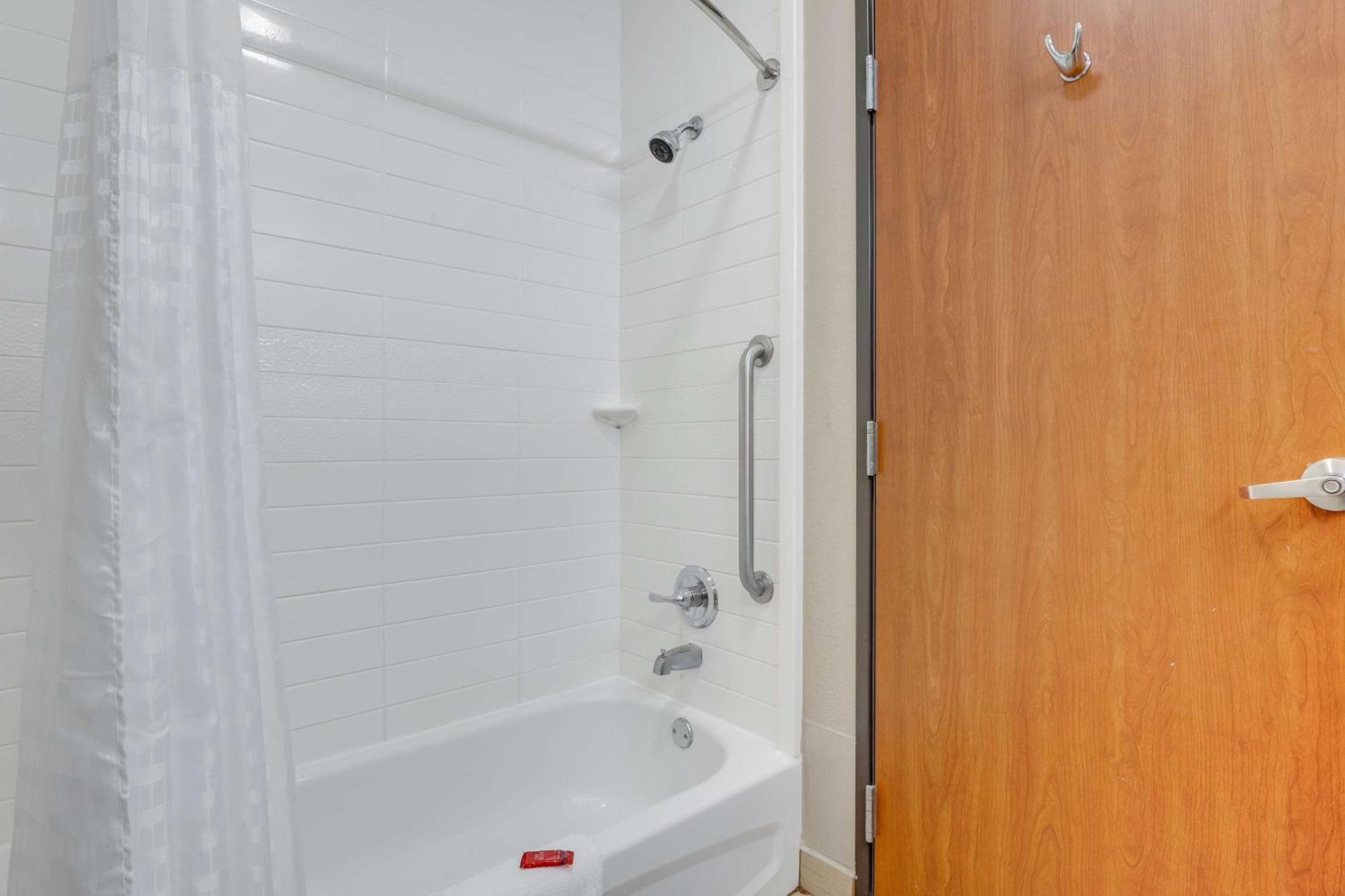 Deluxe Queen Suite with Two Queen Rooms with Kitchenette
