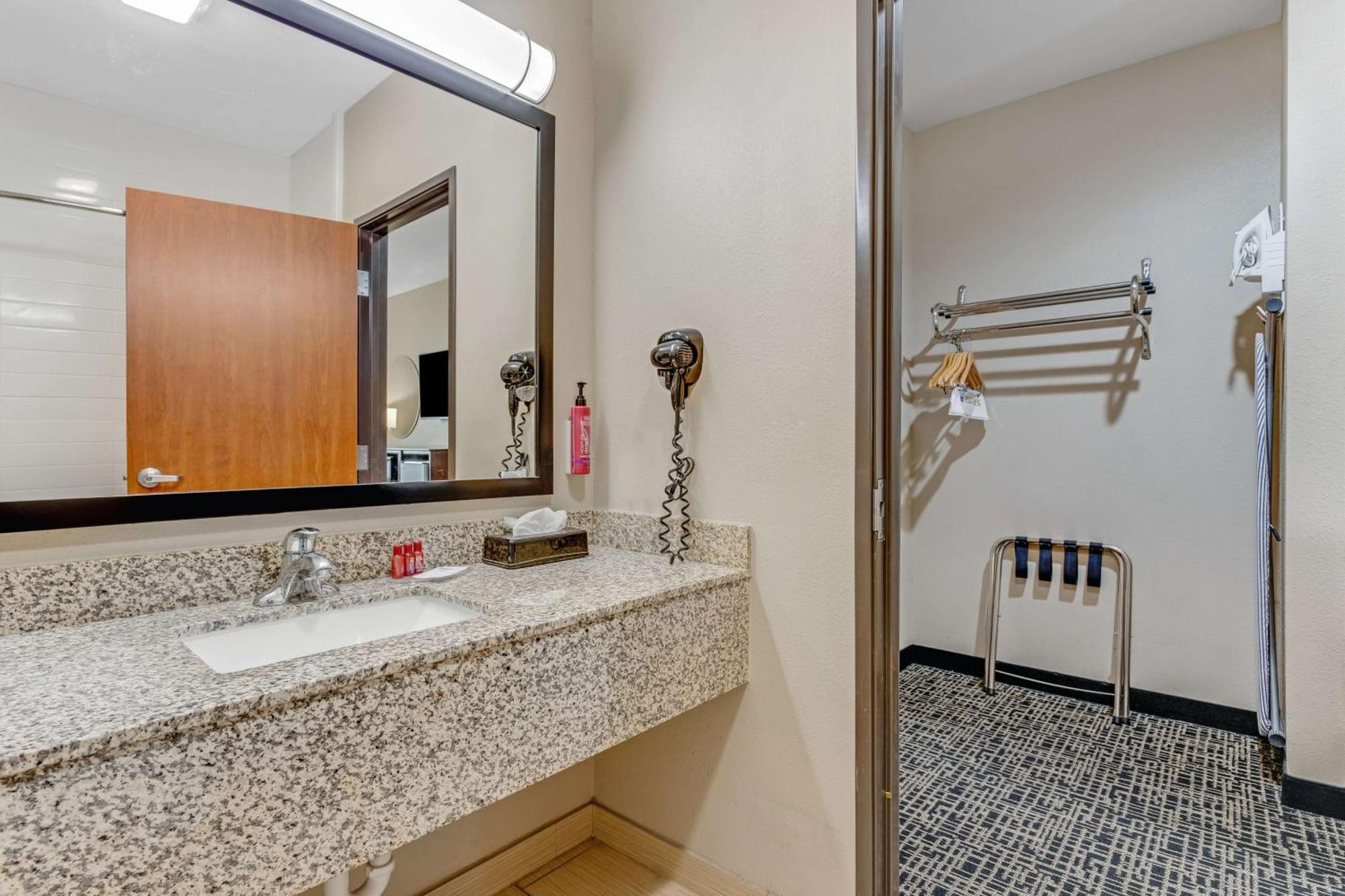 King Room with Roll-In Shower - Mobility Access,1598418567:JPEG
