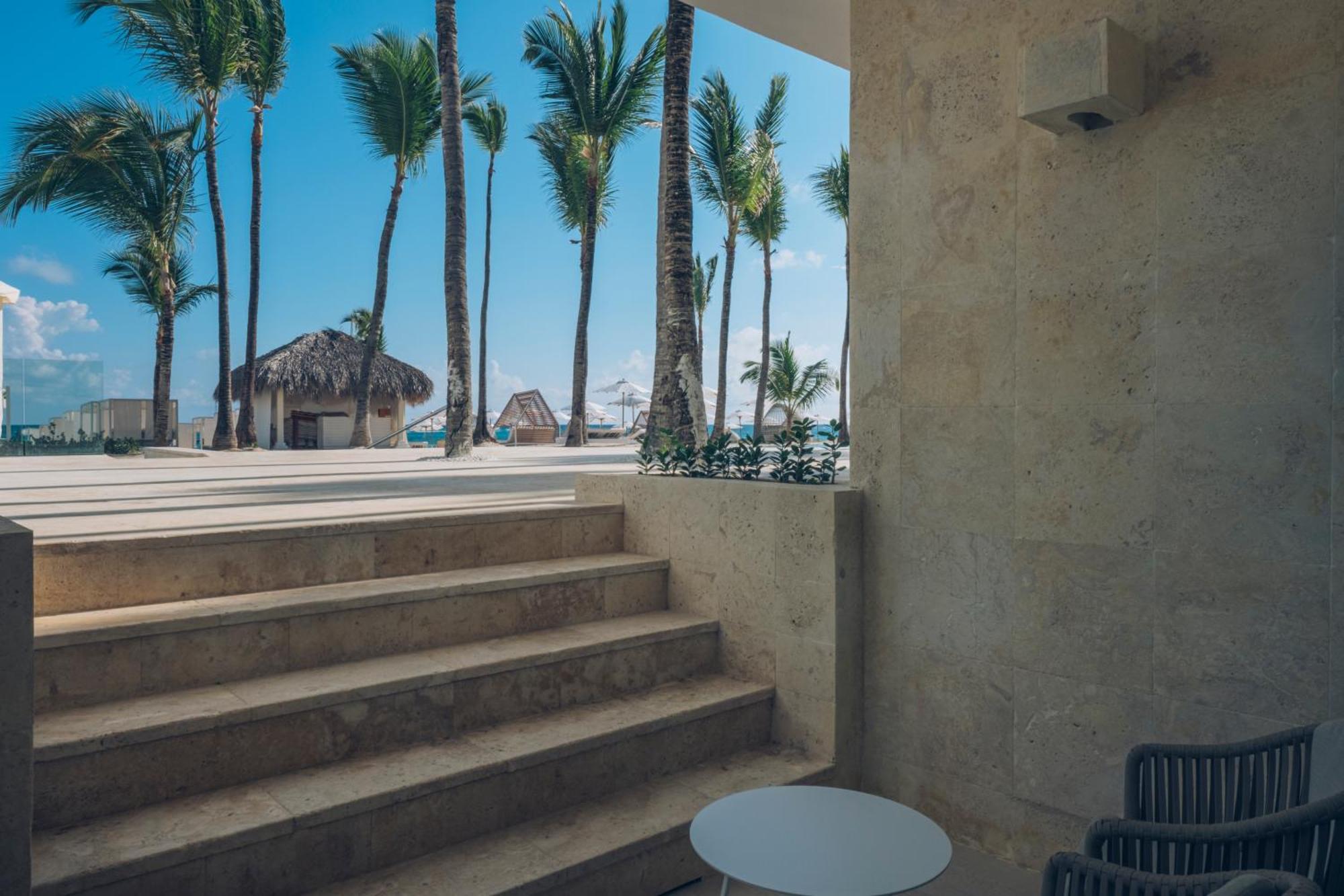 Junior Suite Ocean Front Pool Access