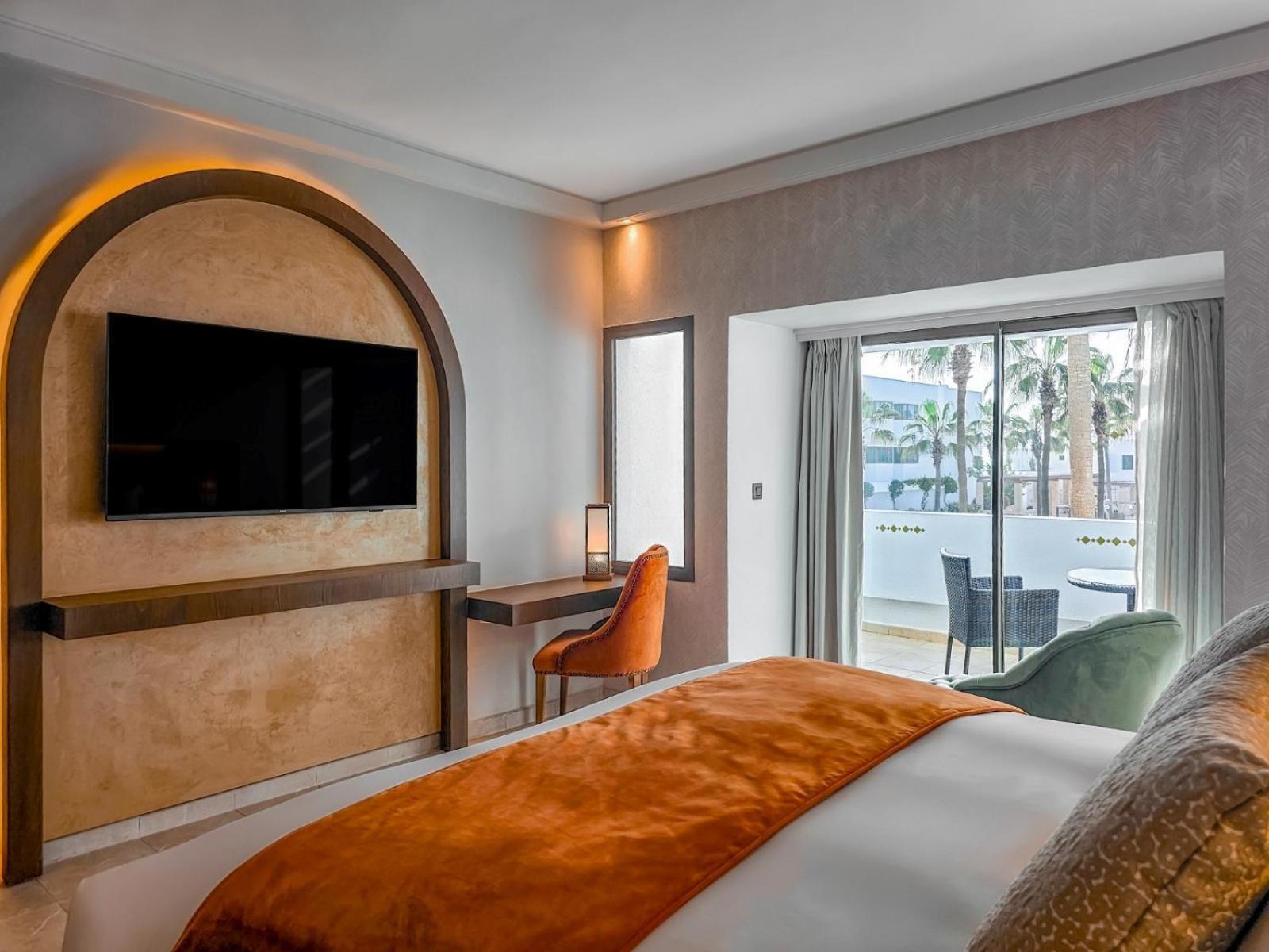 Deluxe King Room with Balcony and Ocean View