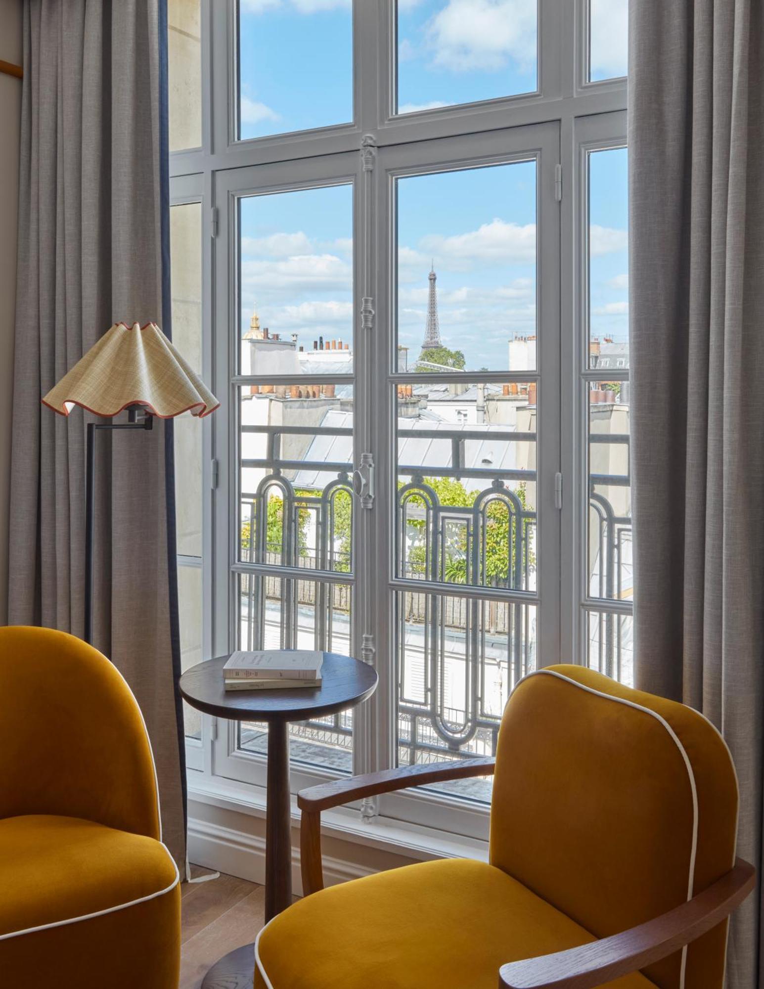 Classic Room Eiffel Tower View