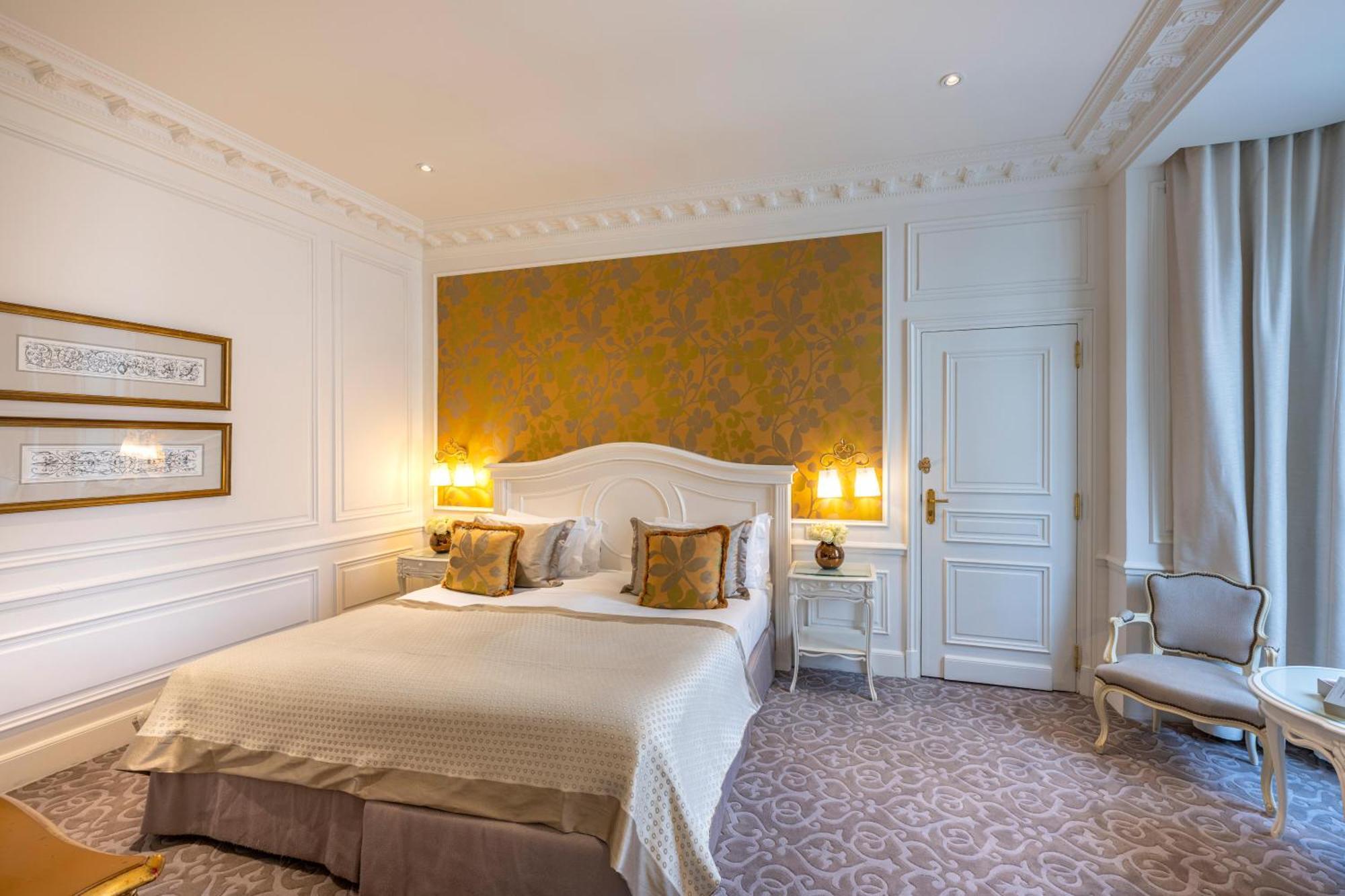 Superior King Room City or Courtyard View