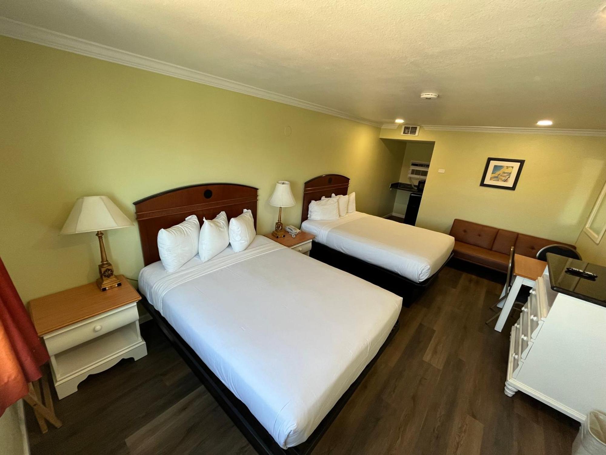 Deluxe Queen Room