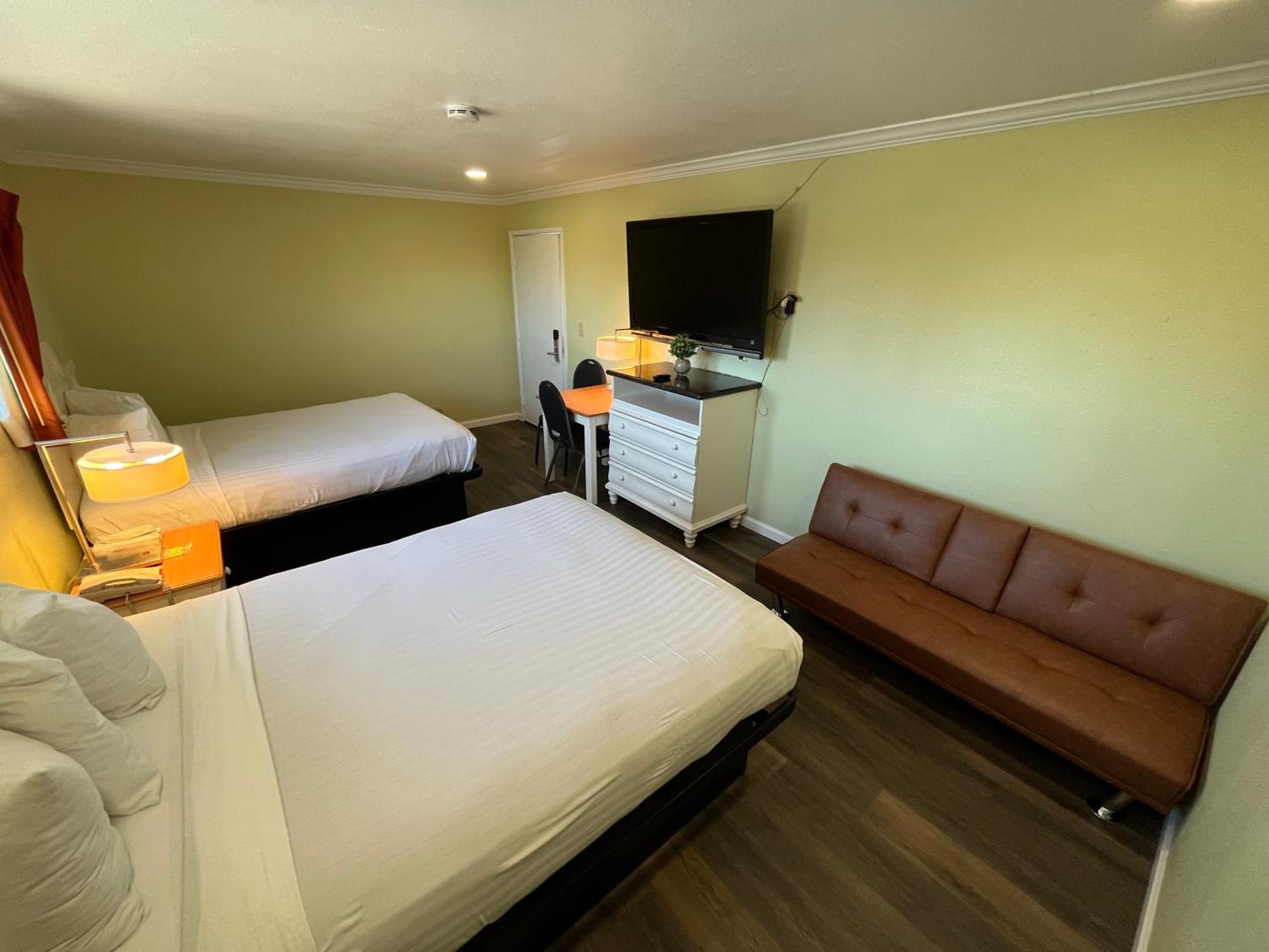 Deluxe Queen Room