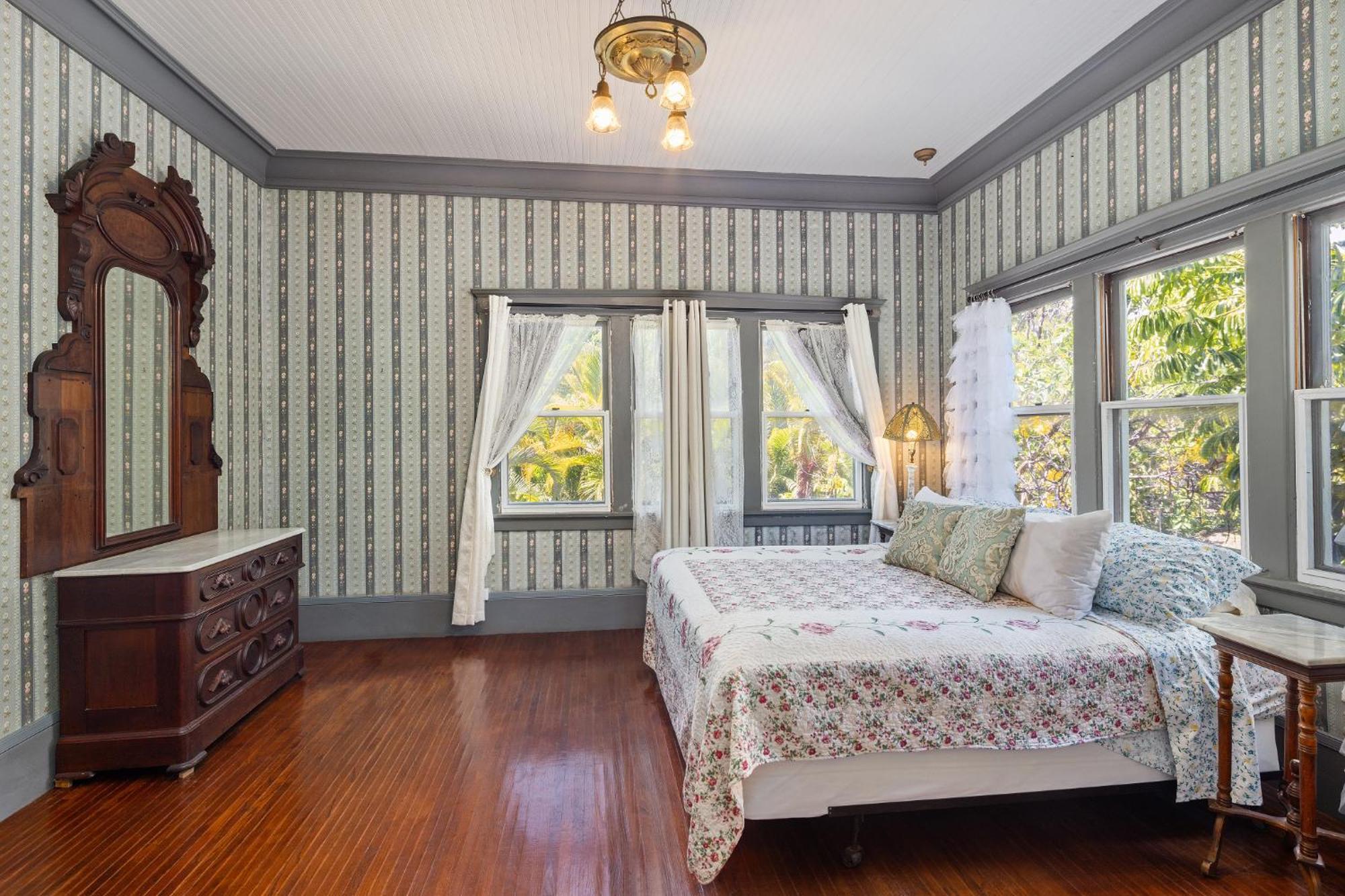 Deluxe King Suite