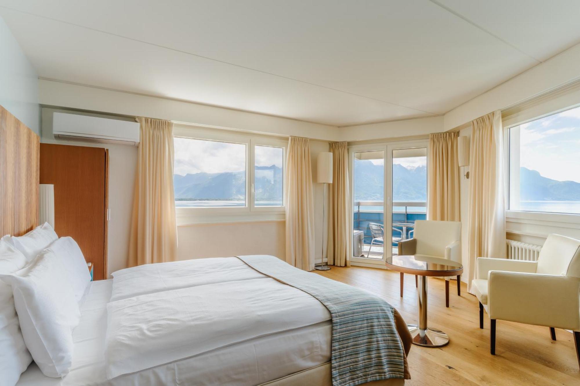 Panorama Room – lake view balcony