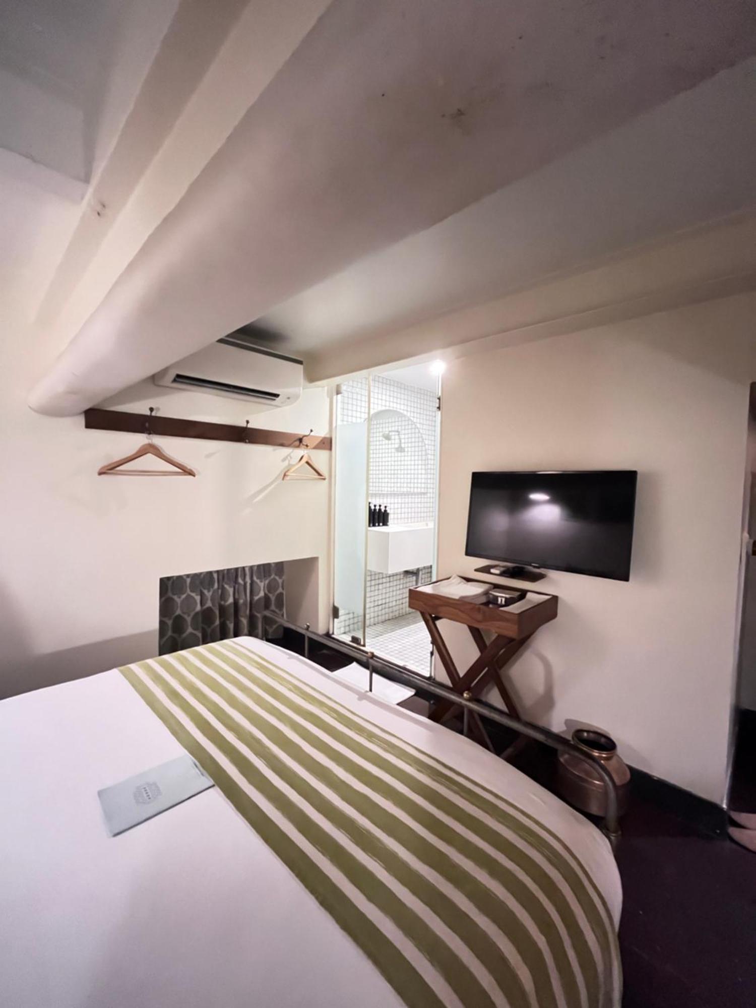 Basic Double Room Shared Toilet Non smoking No Window