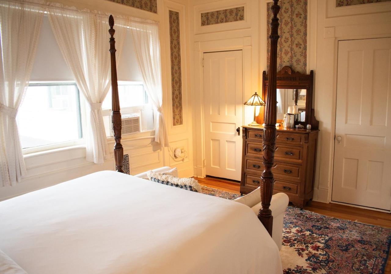 Shadowbrook Room Queen Bed Mountain View