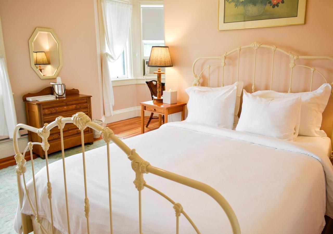 Dogwood Room Queen Bed & Mountain View
