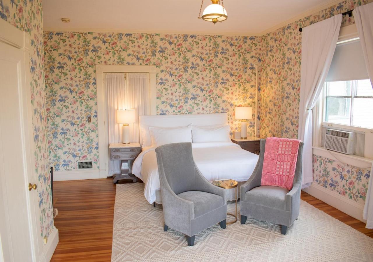 Orchard Room Queen Bed Mountain View & Fireplace