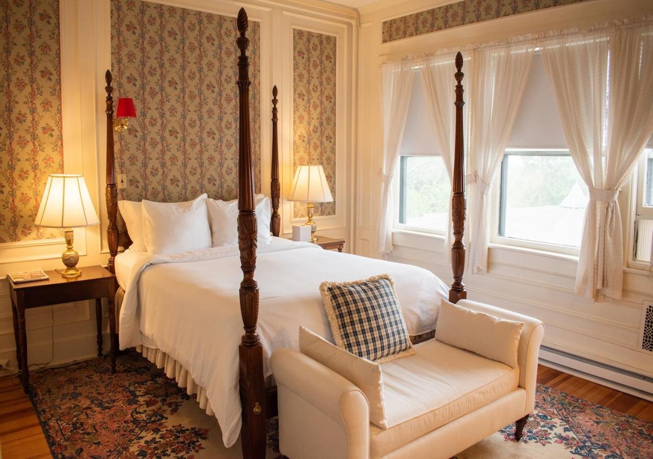 Shadowbrook Room Queen Bed Mountain View