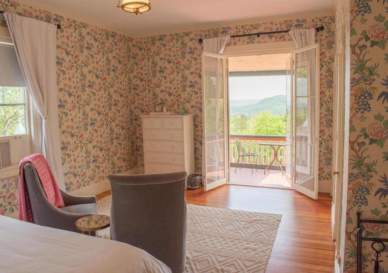 Orchard Room Queen Bed Mountain View & Fireplace
