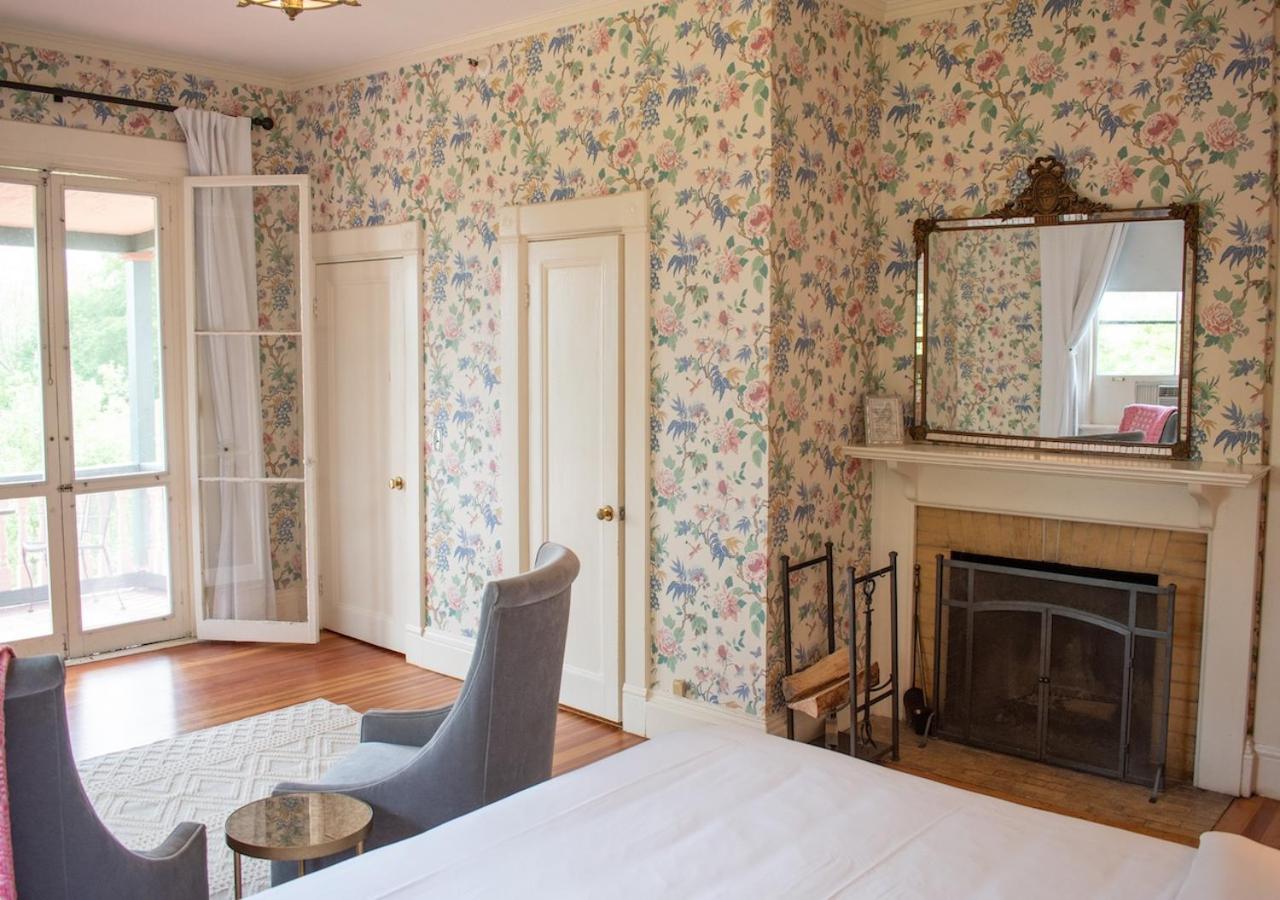 Orchard Room Queen Bed Mountain View & Fireplace